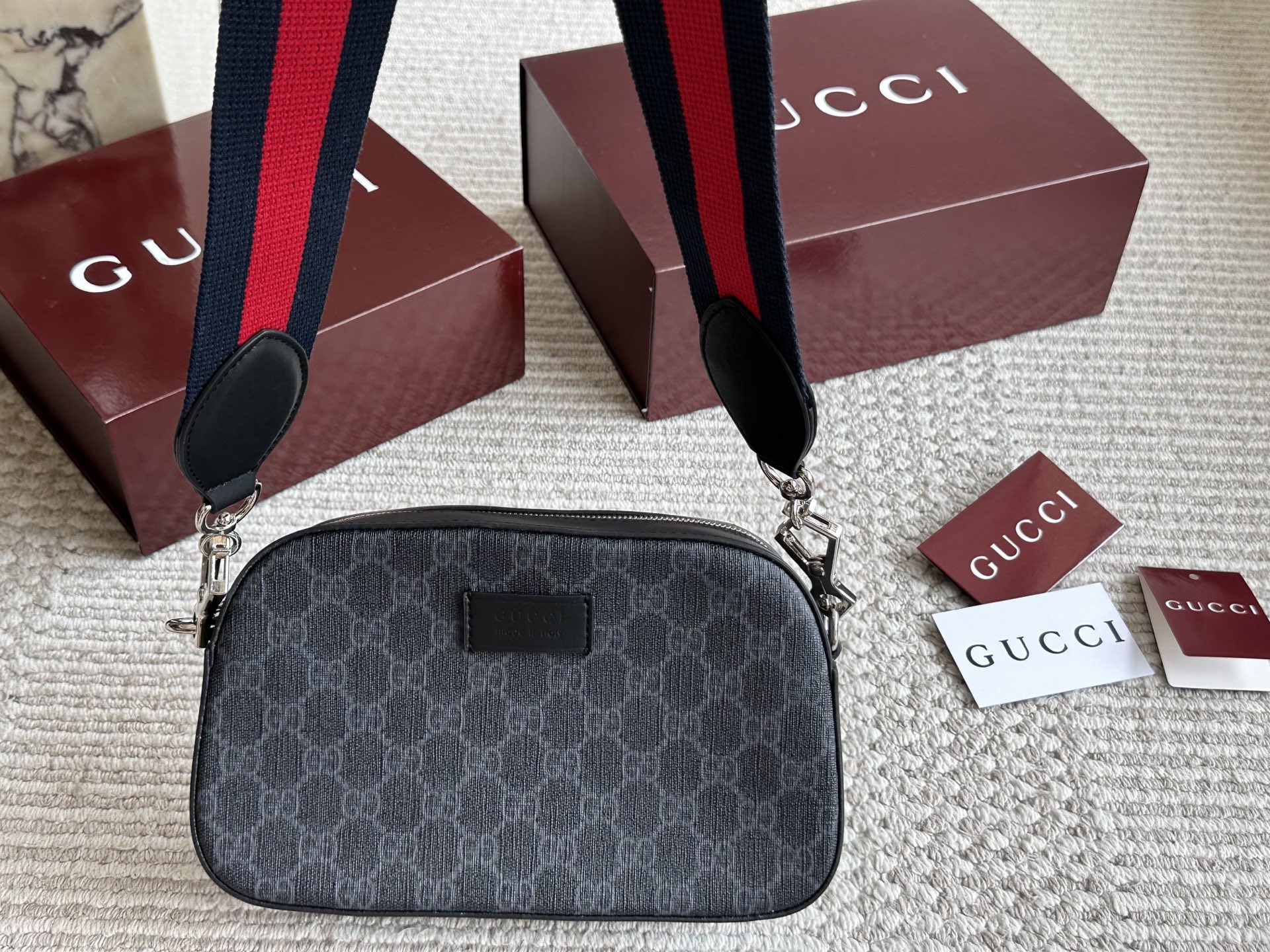 Gucci Bolso de cámara negro GG Supreme con correa de nylon roja y azul 9 i1753004928993 3834 0 7