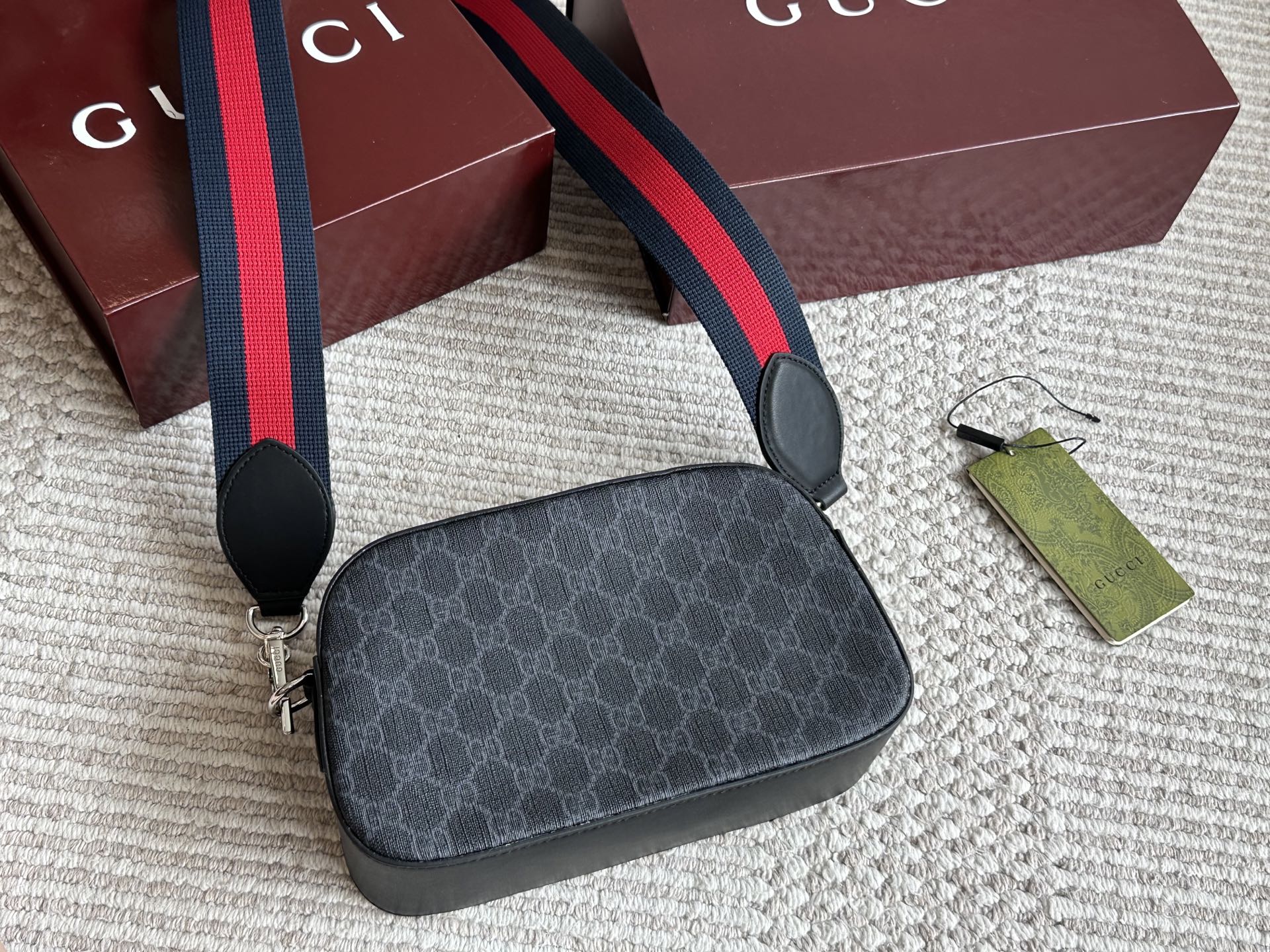 Gucci Bolso de cámara negro GG Supreme con correa de nylon roja y azul 6 i1753004930630 2450 0 4