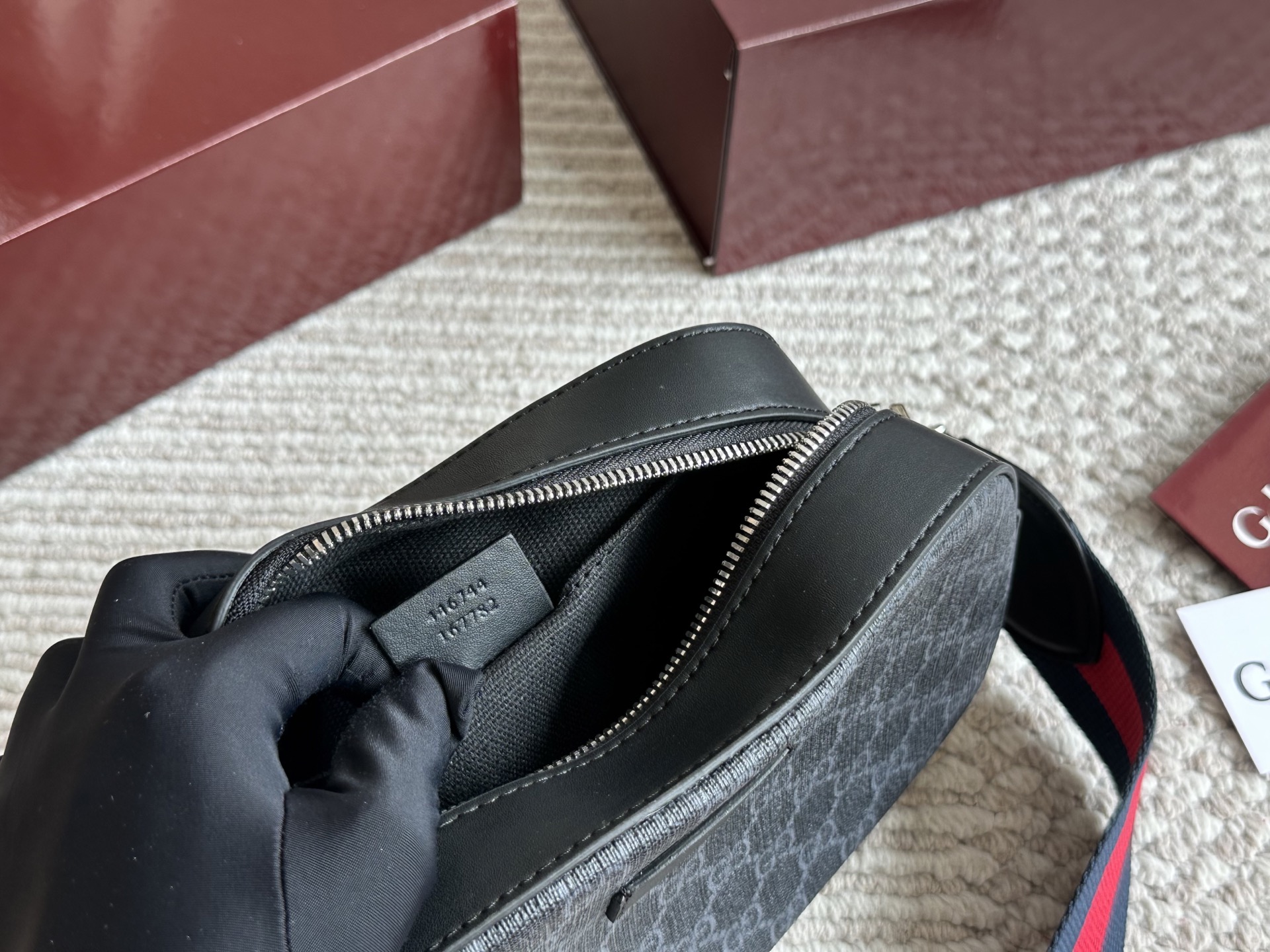 Gucci Bolso de cámara negro GG Supreme con correa de nylon roja y azul 8 i1753004930651 464 0 6