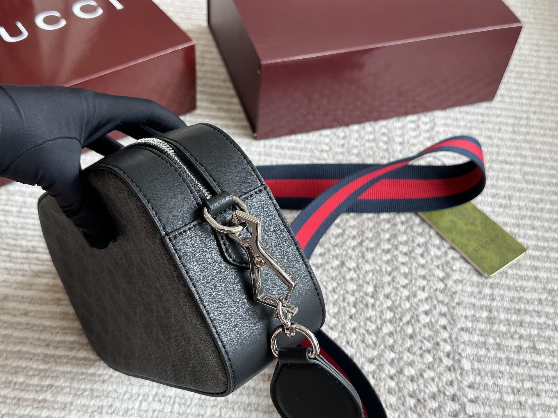 Gucci Bolso de cámara negro GG Supreme con correa de nylon roja y azul 5 i1753004930667 6395 0 3
