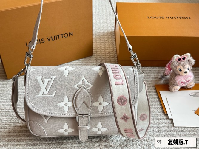 DIANE Baguette: Stylish & Versatile Crossbody Bag with Two Straps, 25x15cm 1 DIANE Baguette: Stylish & Versatile Crossbody Bag with Two Straps, 25x15cm