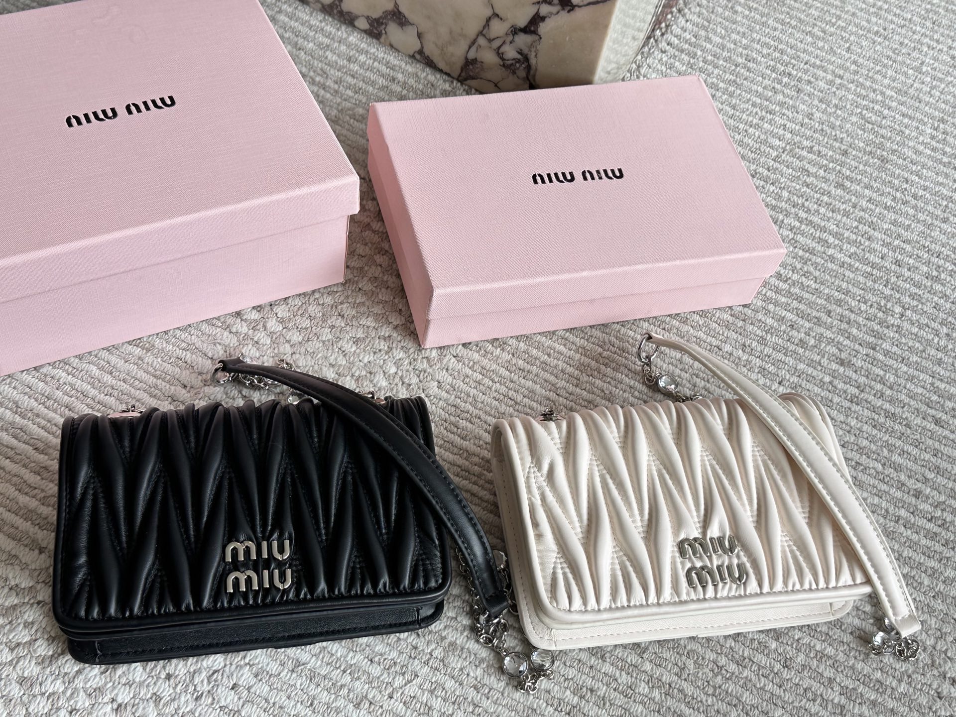 💰280 配盒配小镜子 MIU MIU新品链条包,精致羊皮纹设计,品牌经典标志性Matelasse纹理绣花,新设计可拆卸金属链条长肩带,翻盖吸扣开合,内里一个卡位隔层,绵缎衬里,可手拿可斜挎,尺寸20 X13X 5cm