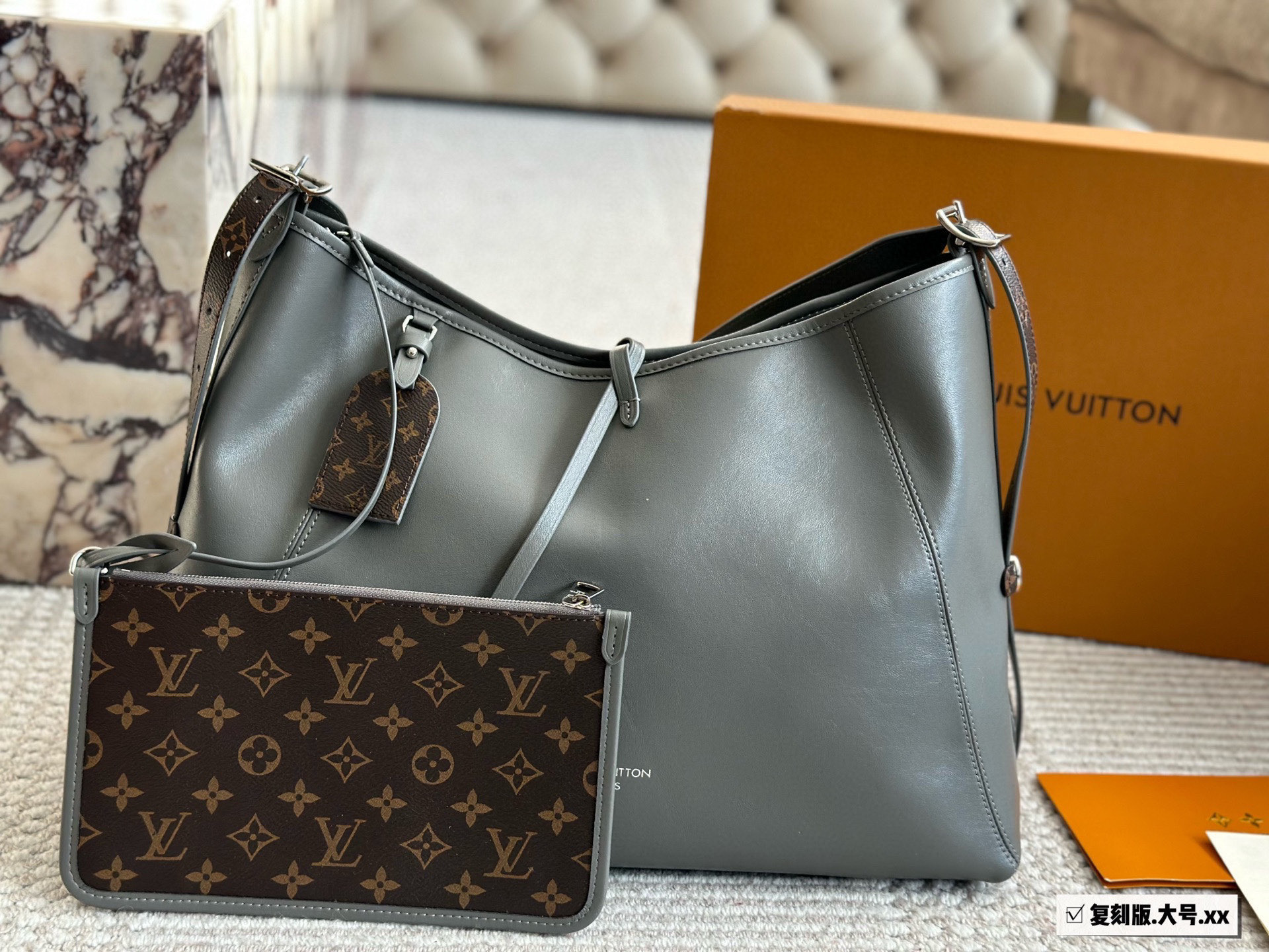 Louis Vuitton Carryall Dark Medium Handbag in Grey Leather, 42x30cm