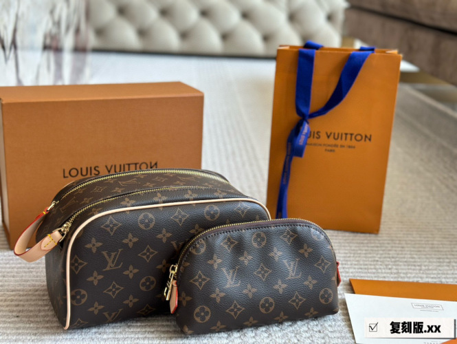 Louis Vuitton Monogram Print Double Zip Cosmetic Pouch Handbag, 26 cm 1 Louis Vuitton Monogram Print Double Zip Cosmetic Pouch Handbag, 26 cm