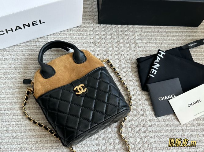Chanel 25A Lambskin Small Shell Crossbody Bag with Chain 20 x 15 cm 1 Chanel 25A Lambskin Small Shell Crossbody Bag with Chain 20 x 15 cm