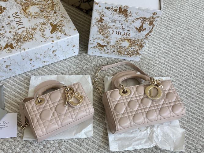 Dior D-Joy Bag: Elegant Quilted Design, Versatile Straps, and Chic Style 1 Dior D-Joy Bag: Elegant Quilted Design, Versatile Straps, and Chic Style