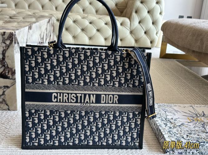 Dior Tote Bag 2025 Spring New Tote, Embroidered, Versatile and Stylish 1 Dior Tote Bag 2025 Spring New Tote, Embroidered, Versatile and Stylish