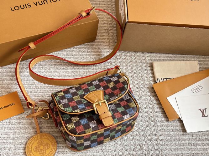 Louis Vuitton Trunk Bag: Stylish Crossbody for Men, Size 20x15cm 1 Louis Vuitton Trunk Bag: Stylish Crossbody for Men, Size 20x15cm
