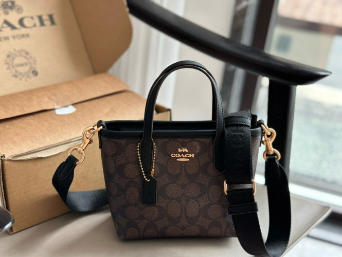 Coach City Mini Tote Bag, Elegant and Stylish, Compact Size 16*14cm 1 Coach City Mini Tote Bag, Elegant and Stylish, Compact Size 16*14cm