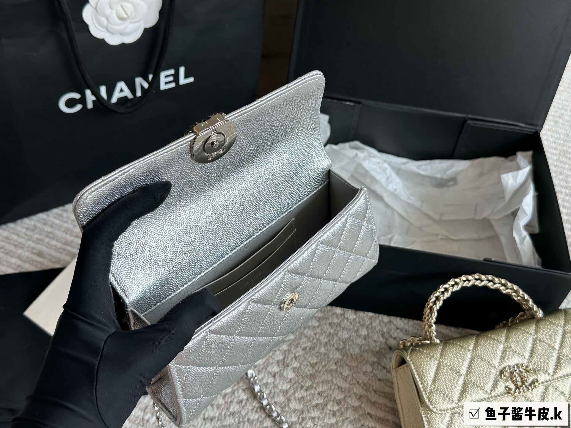 p230
Chanel 25s kelly银色横版

这一.季一定要买的kelly横版翻盖的设计复古又时髦、皮穿链交错的手柄绝美了四

亮闪闪bilingbilinh的色泽+在炎热的夏日-秒降温中高级感满满，手感也是一级棒!无论是单肩还是手提，都能轻松驾驭各种场合!为不仅外形美得让人窒息，内部空间也非常实用，能够轻松装下日常生活所需物品~

尺寸: 18x10x4.5cm