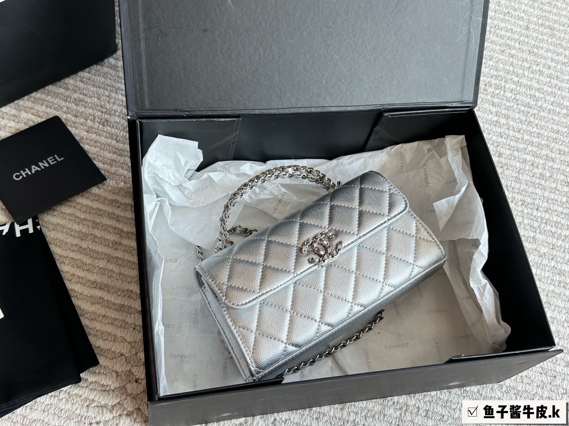 p230
Chanel 25s kelly银色横版

这一.季一定要买的kelly横版翻盖的设计复古又时髦、皮穿链交错的手柄绝美了四

亮闪闪bilingbilinh的色泽+在炎热的夏日-秒降温中高级感满满，手感也是一级棒!无论是单肩还是手提，都能轻松驾驭各种场合!为不仅外形美得让人窒息，内部空间也非常实用，能够轻松装下日常生活所需物品~

尺寸: 18x10x4.5cm