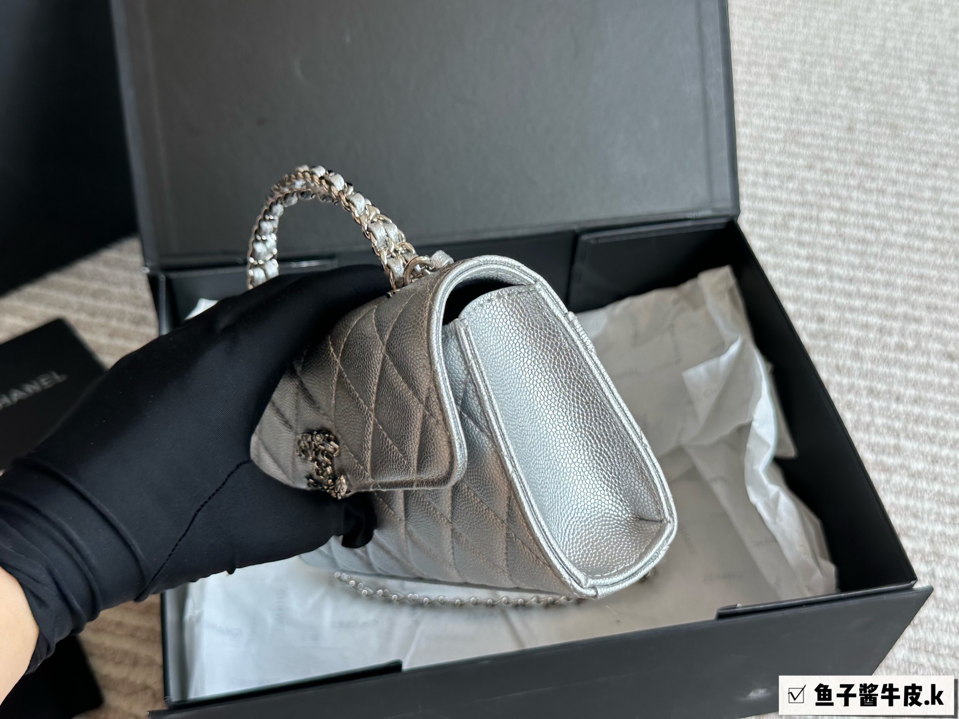 p230
Chanel 25s kelly银色横版

这一.季一定要买的kelly横版翻盖的设计复古又时髦、皮穿链交错的手柄绝美了四

亮闪闪bilingbilinh的色泽+在炎热的夏日-秒降温中高级感满满，手感也是一级棒!无论是单肩还是手提，都能轻松驾驭各种场合!为不仅外形美得让人窒息，内部空间也非常实用，能够轻松装下日常生活所需物品~

尺寸: 18x10x4.5cm