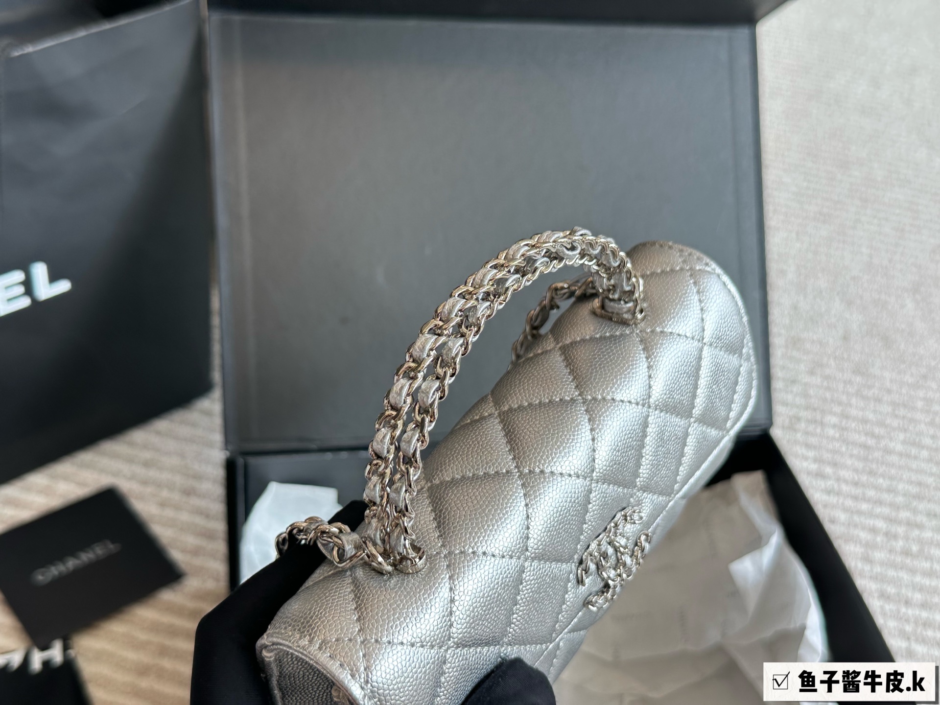 p230
Chanel 25s kelly银色横版

这一.季一定要买的kelly横版翻盖的设计复古又时髦、皮穿链交错的手柄绝美了四

亮闪闪bilingbilinh的色泽+在炎热的夏日-秒降温中高级感满满，手感也是一级棒!无论是单肩还是手提，都能轻松驾驭各种场合!为不仅外形美得让人窒息，内部空间也非常实用，能够轻松装下日常生活所需物品~

尺寸: 18x10x4.5cm