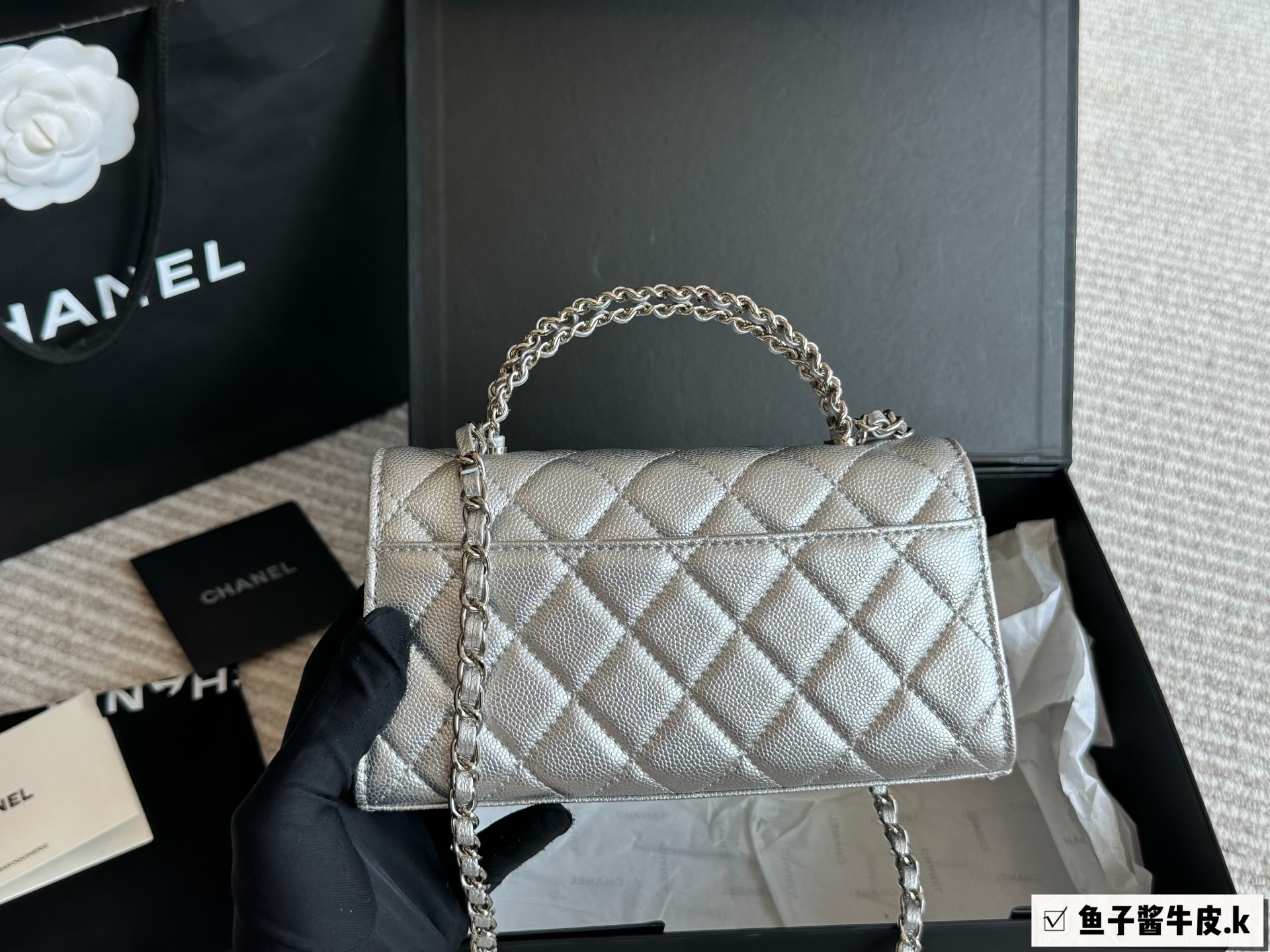 p230
Chanel 25s kelly银色横版

这一.季一定要买的kelly横版翻盖的设计复古又时髦、皮穿链交错的手柄绝美了四

亮闪闪bilingbilinh的色泽+在炎热的夏日-秒降温中高级感满满，手感也是一级棒!无论是单肩还是手提，都能轻松驾驭各种场合!为不仅外形美得让人窒息，内部空间也非常实用，能够轻松装下日常生活所需物品~

尺寸: 18x10x4.5cm