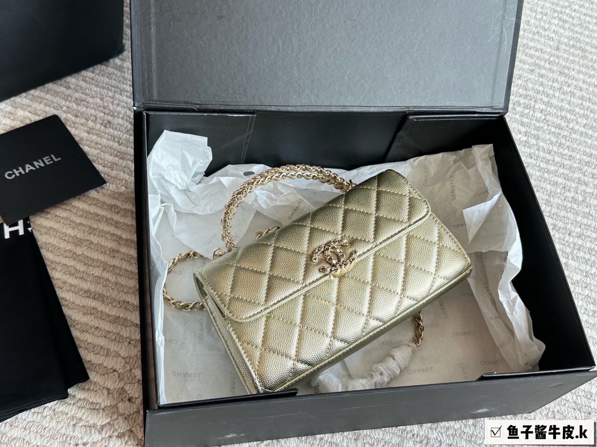 p230
Chanel 25s kelly银色横版

这一.季一定要买的kelly横版翻盖的设计复古又时髦、皮穿链交错的手柄绝美了四

亮闪闪bilingbilinh的色泽+在炎热的夏日-秒降温中高级感满满，手感也是一级棒!无论是单肩还是手提，都能轻松驾驭各种场合!为不仅外形美得让人窒息，内部空间也非常实用，能够轻松装下日常生活所需物品~

尺寸: 18x10x4.5cm