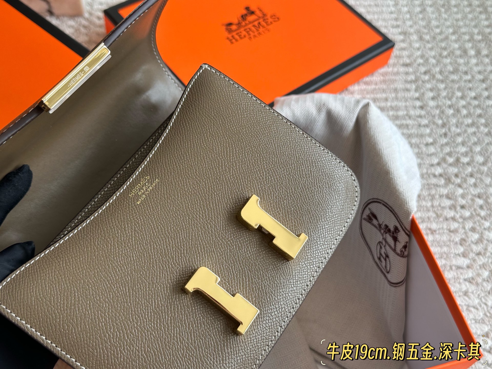 p255 
原版牛皮空姐包‼ 钢五金
24k金H扣康康包，激光五金，顶级做工和皮质，整只包包的细节精致完美，包型的弧度圆润刚刚好。出去吃饭逛街约会随便一拿就很精致时髦！细节无可挑剔。尺寸19 13cm 