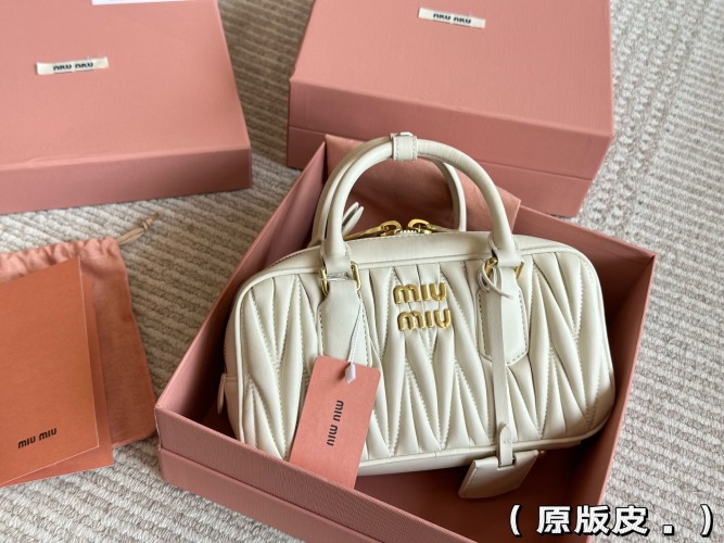 Miu Miu Bowling/Briefcase Bag, Sweet and Versatile, 23*12cm, Handbag or Crossbody 1 Miu Miu Bowling/Briefcase Bag, Sweet and Versatile, 23*12cm, Handbag or Crossbody