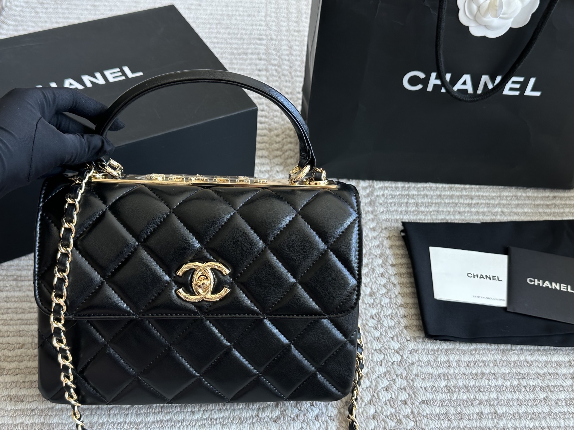 💰280
香奈儿包包ltrendycc一眼万年
小香CC Trendy黑色复古款
小香秋冬款,结合了CF的优雅和Handel的干练!!trendy真的是太好看了吧....
小羊皮! ! !提到小羊皮就能瞬间想起它的柔滑质感,我们总会用婴儿般的肌肤来形容它,可想而知,皮质手
香奶奶trendycc这款不常见(更不容易撞包
不喜欢烂街款的可以入这个
即典雅又复古,爱了,爱.....
大衣裙装都好搭完全适合做年会炸款! !
搭配年会各种战袍! ! ! !!
总之trendy cc给人的感觉既温柔又酷飒
+.上面的logo金属片很有时尚感
+黑色小羊皮配上香槟金扣非常有气质
+小号就很能装啦怎么样被种草了没