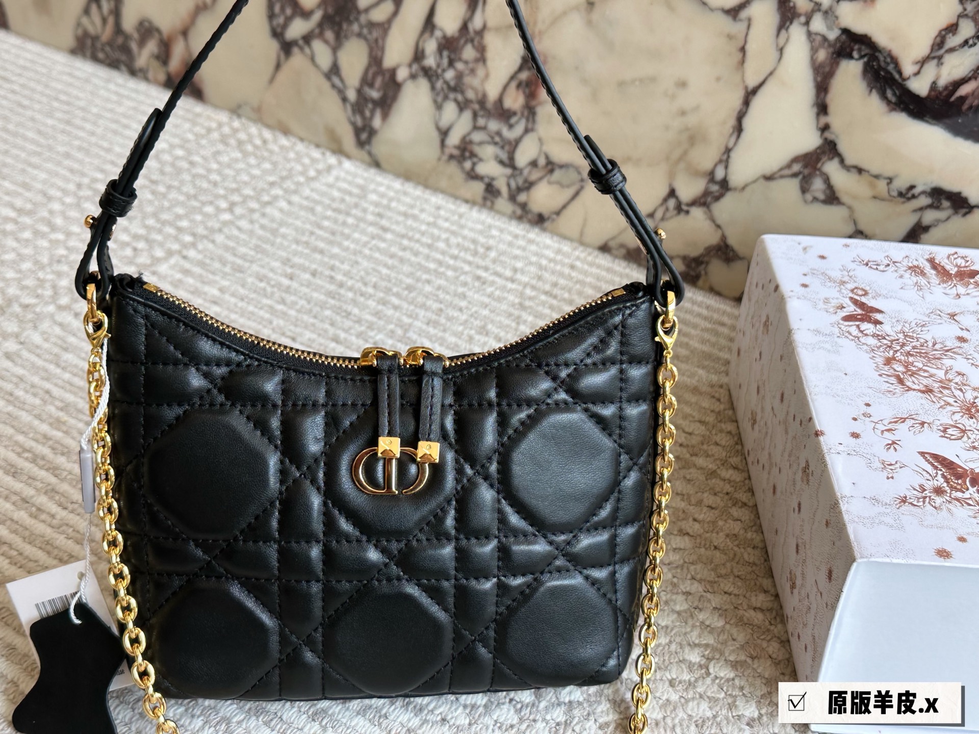 p270 羊皮 
Dior。上新NEW

浅蓝老花腋下包

这个系列很清凉，蓝白配给人夏日的清爽感，非常干净的

腋下包，符合夏天小包但同时容量要求不小的要求，自重非常轻，可以做到随走随拎，很方便 20 13cm