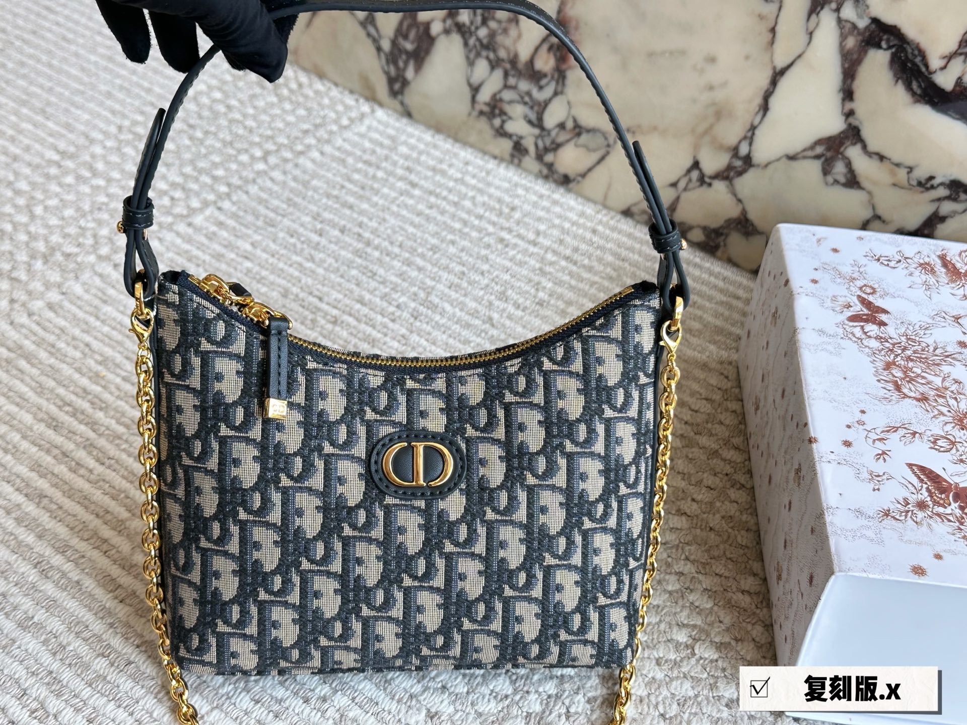 p245 
Dior。上新NEW

浅蓝老花腋下包

这个系列很清凉，蓝白配给人夏日的清爽感，非常干净的

腋下包，符合夏天小包但同时容量要求不小的要求，自重非常轻，可以做到随走随拎，很方便 20 13cm