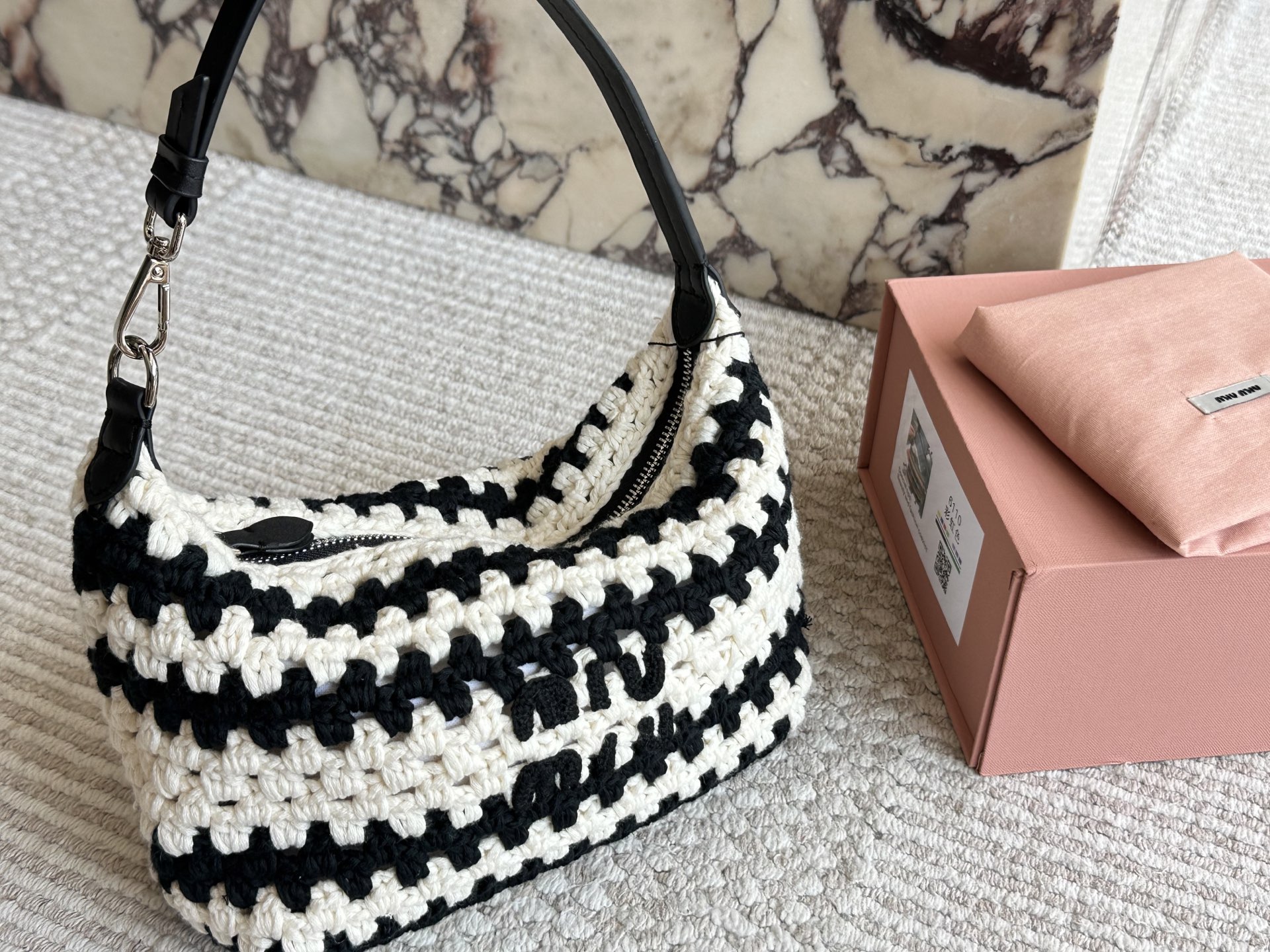 p235
Miumiu 25新款帆布饭盒包

miumiu饭盒包新配色又来哕

一货难求的饭盒包新配色来货

价格78位数喜欢的小姐姐们冲20cm