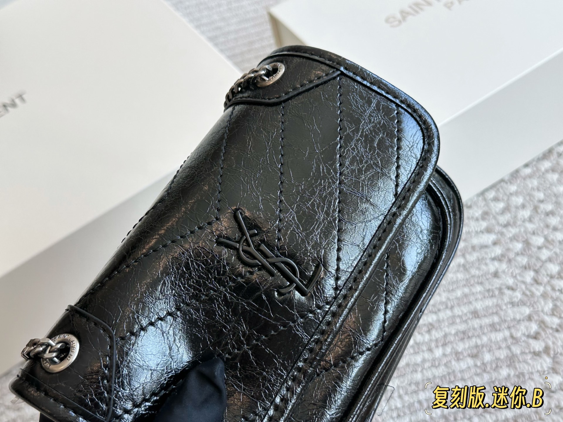 Saint Laurent Mini Niki de Cuero Vintage con Cadena, 18x12.5x5cm 3 i1755954001412 122 0 1