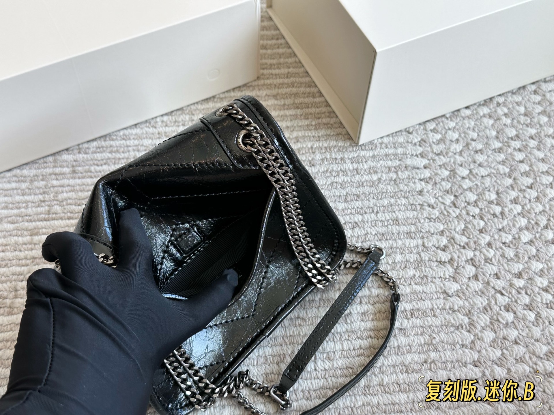 Saint Laurent Mini Niki de Cuero Vintage con Cadena, 18x12.5x5cm 8 i1755954002540 4088 0 6