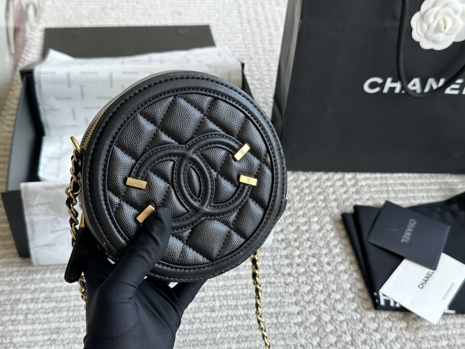 C家 圆饼包春夏新品小仙女必入手 专柜大热款 俏皮超个性谁背谁好看 掩饰不住的可爱 精致走线 链条搭配皮背带很有特点 巨百搭可随心日常搭配 休闲俏皮同时又带着一点名媛范 必将成为新年春夏的超级爆款 配盒子 ♥️尺寸 19 配盒