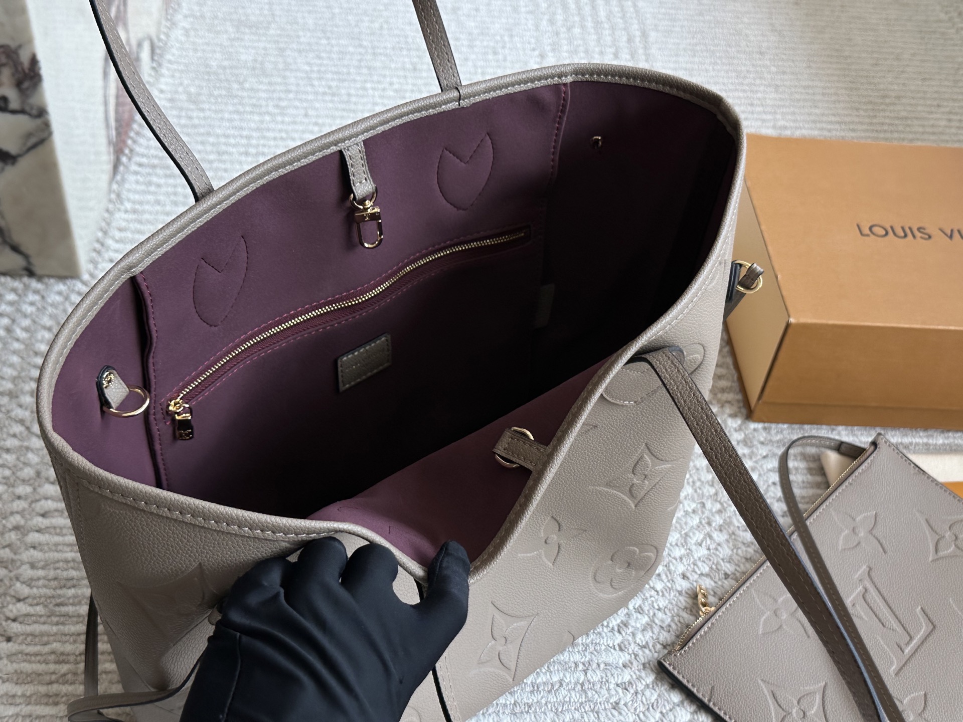 Louis Vuitton Neverfull Bolso Tote Empreinte Cuero con Estuche Desmontable 8 i1757752309156 6473 0 6