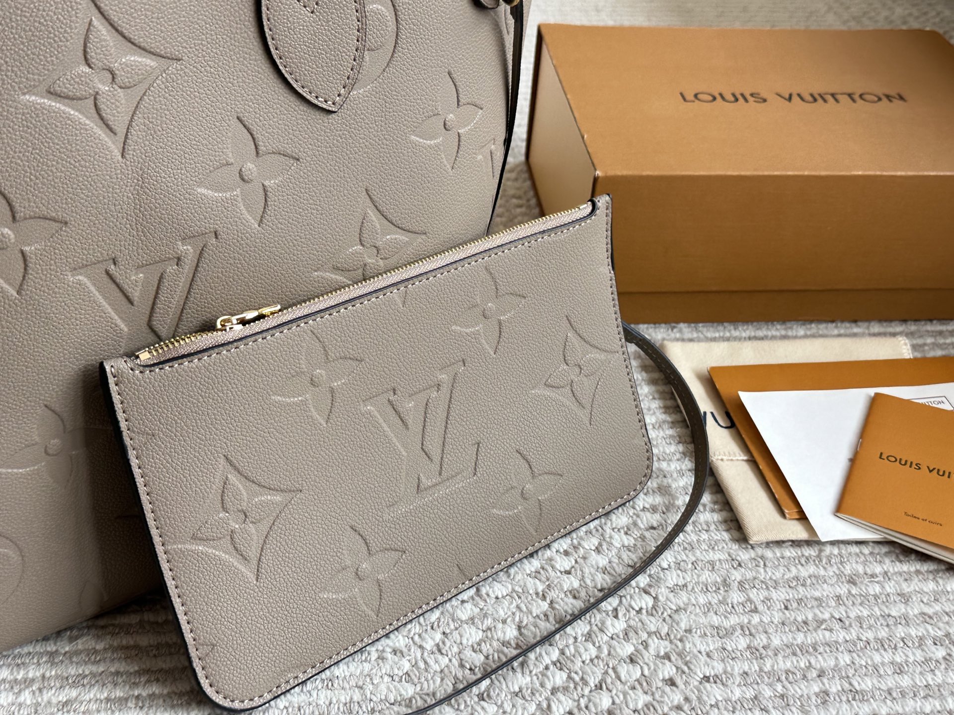 Louis Vuitton Neverfull Bolso Tote Empreinte Cuero con Estuche Desmontable 3 i1757752309218 7167 0 1