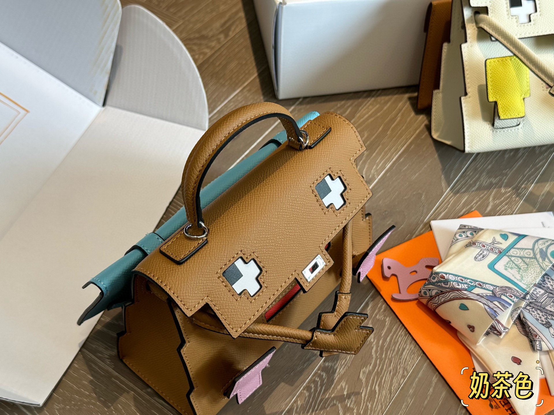 Hermès Kelly Doll Bolso de Mano en Piel Becerro con Diseño Único 3 i1757862379691 2419 0 1