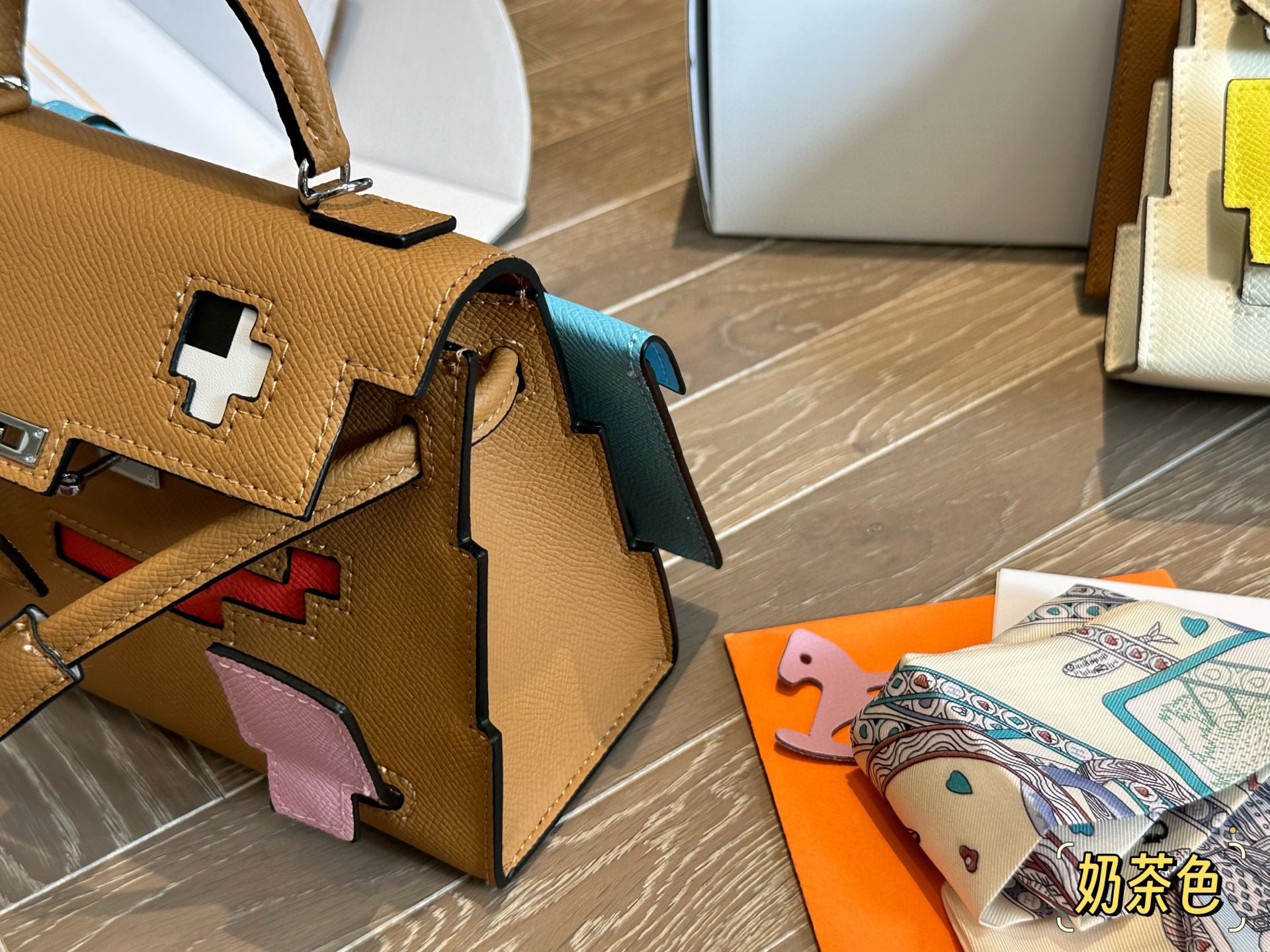 Hermès Kelly Doll Bolso de Mano en Piel Becerro con Diseño Único 6 i1757862379738 5662 0 4