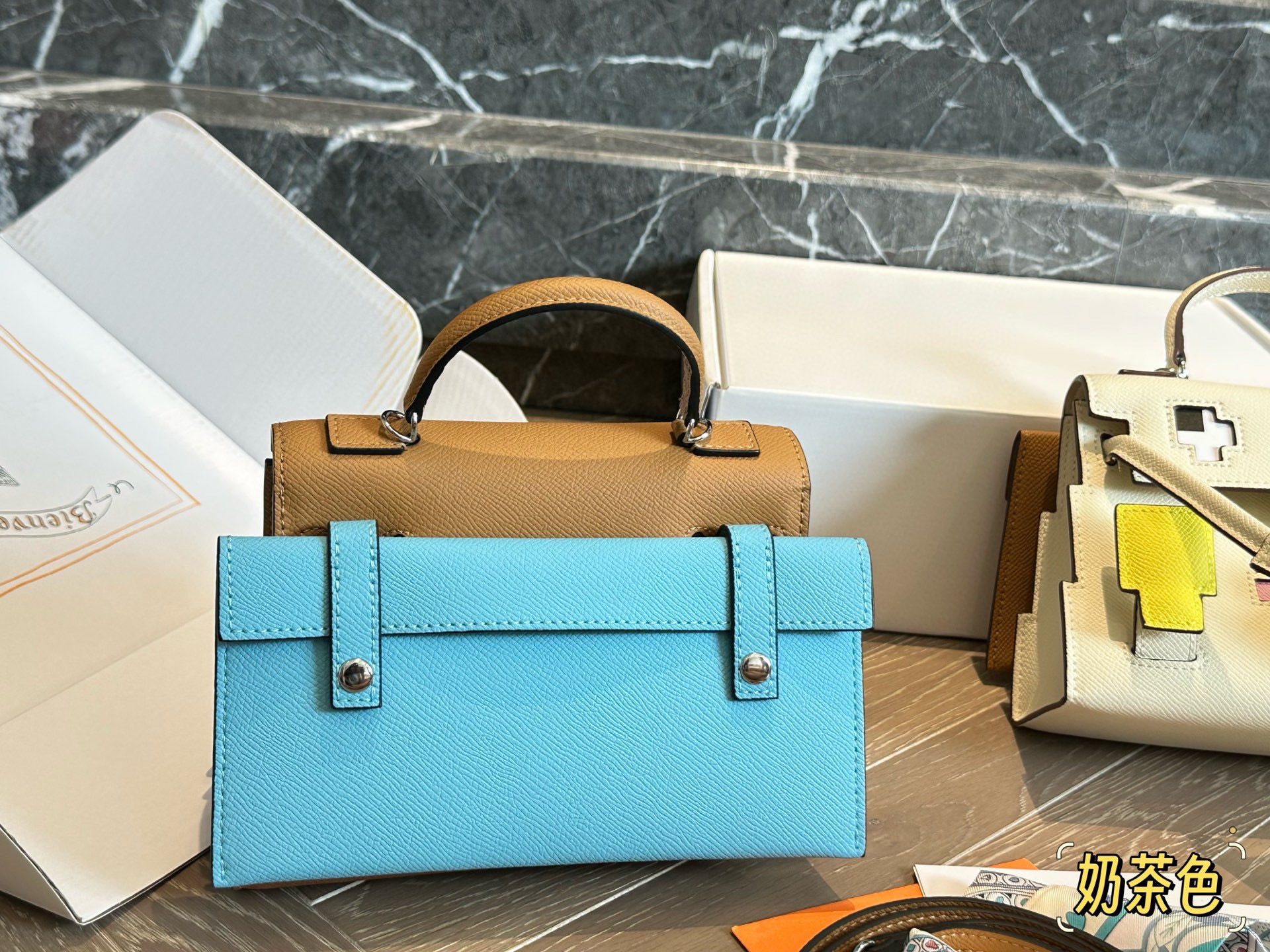 Hermès Kelly Doll Bolso de Mano en Piel Becerro con Diseño Único 7 i1757862379742 1644 0 5