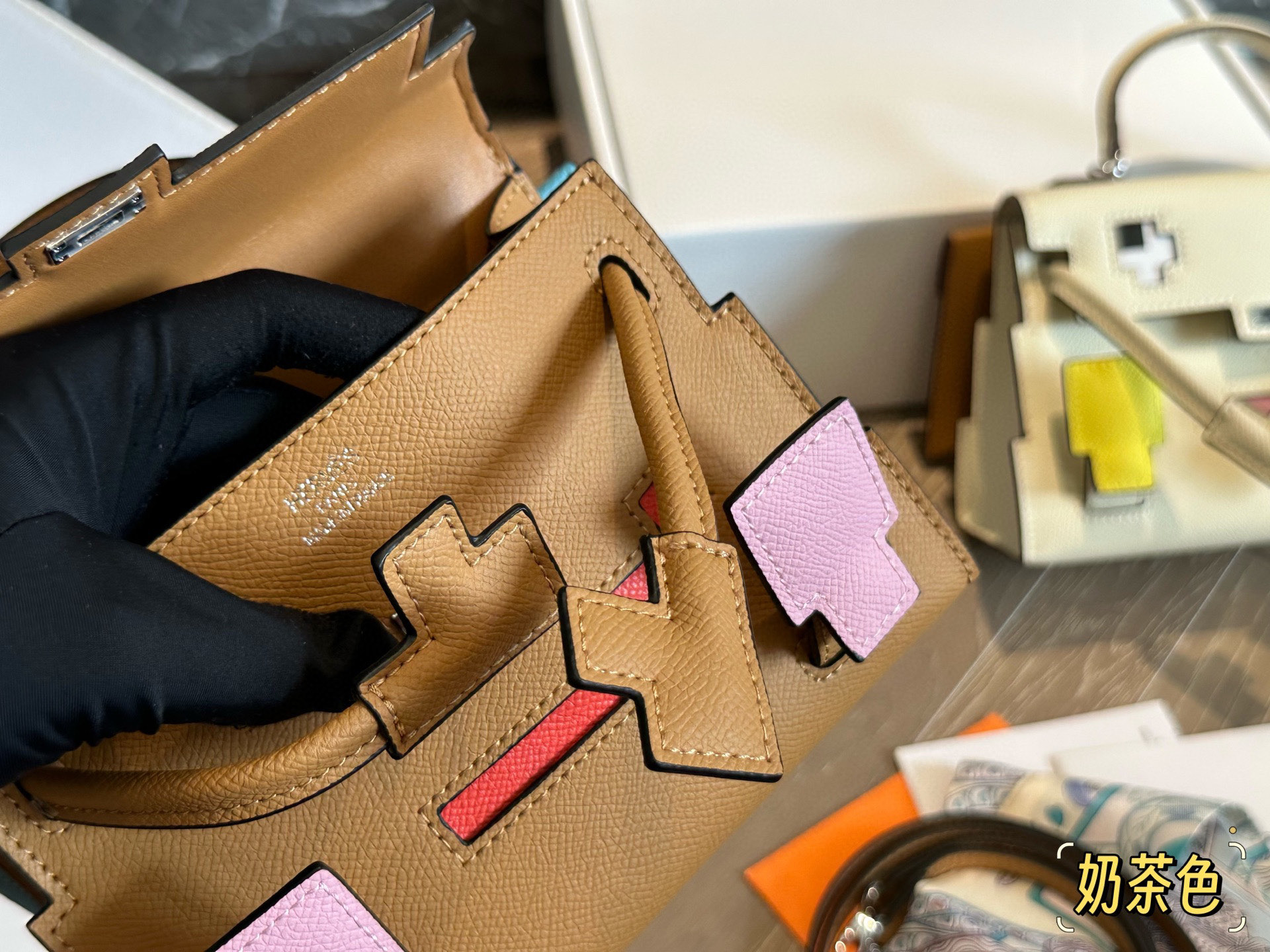 Hermès Kelly Doll Bolso de Mano en Piel Becerro con Diseño Único 10 i1757862380950 9753 0 8