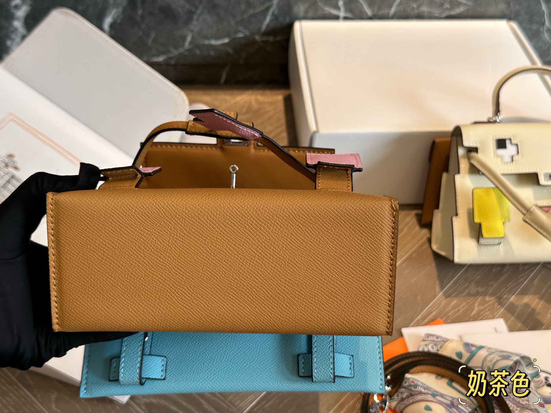 Hermès Kelly Doll Bolso de Mano en Piel Becerro con Diseño Único 8 i1757862380954 9085 0 6