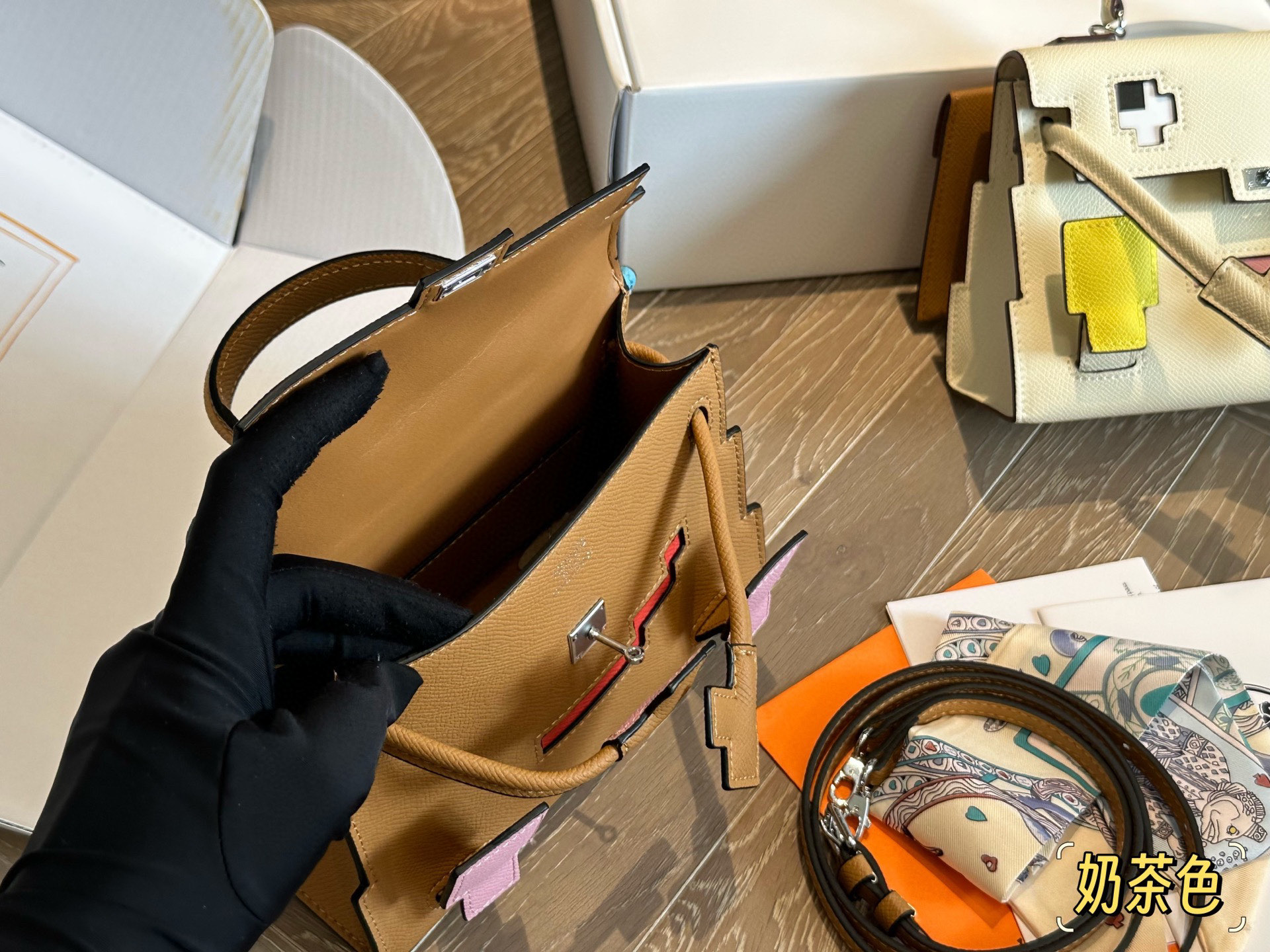 Hermès Kelly Doll Bolso de Mano en Piel Becerro con Diseño Único 9 i1757862380955 3868 0 7