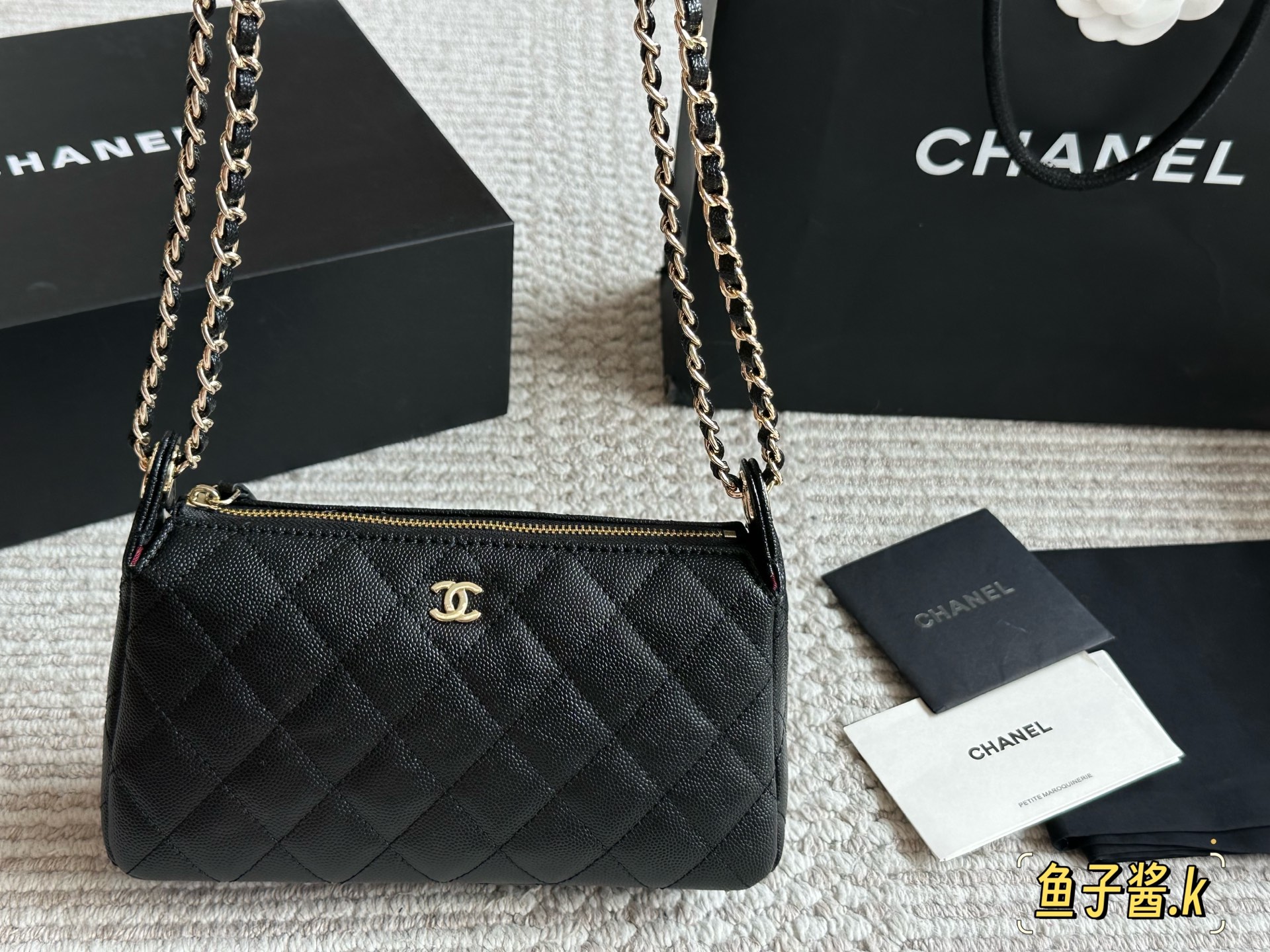 Elegante Bolso Chanel 25s: Un Clásico Atemporal con Múltiples Estilos
