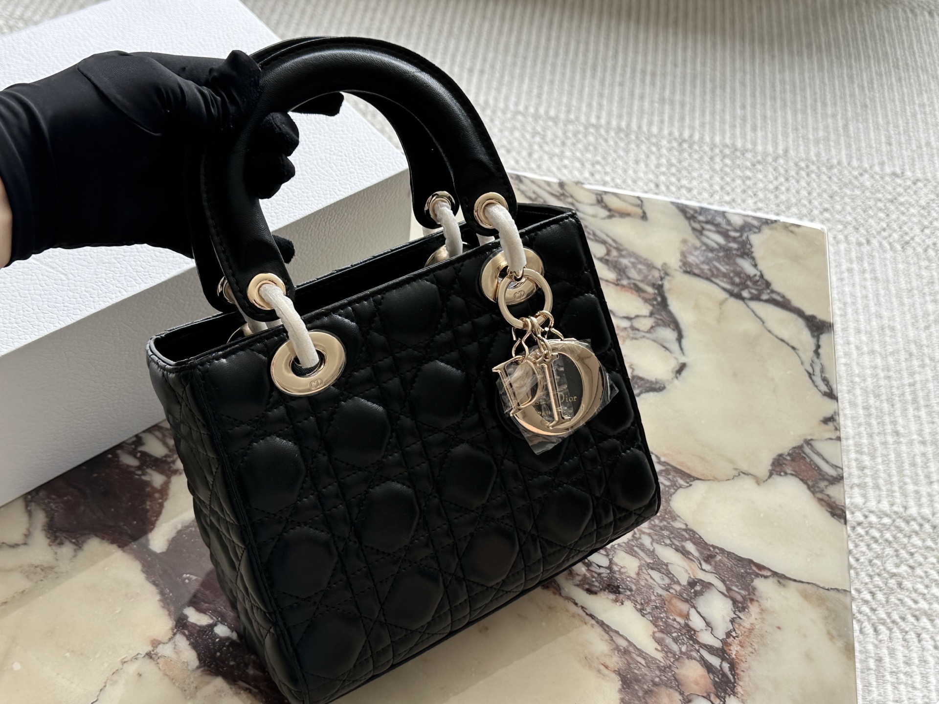 Bolso Lady D-Joy de piel de cordero con charms ‘Dior’, 17cm/21cm