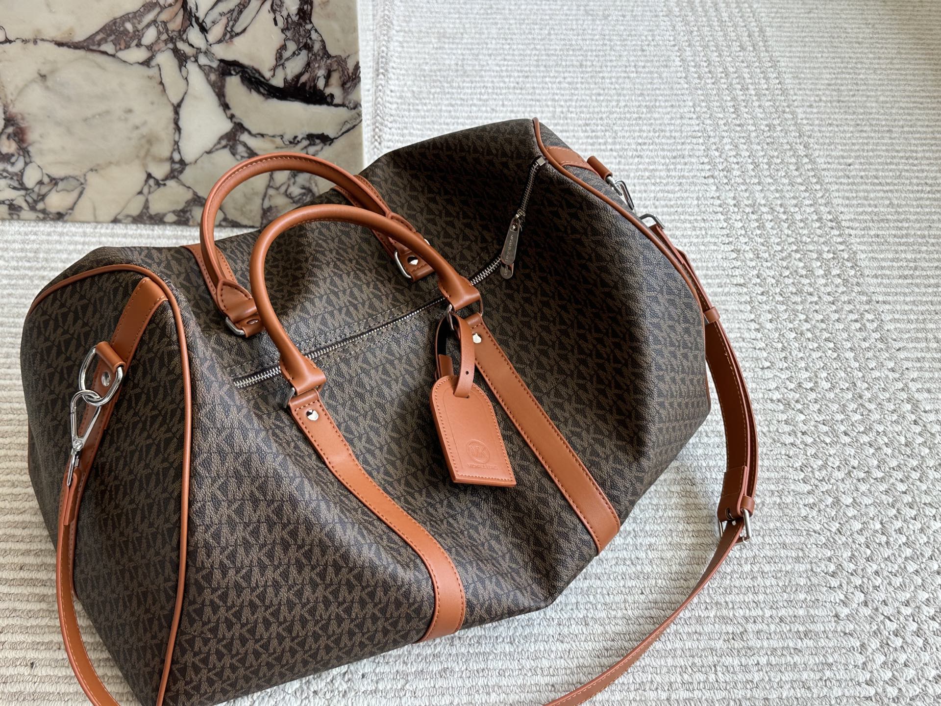 Elegante Bolso de Viaje Michael Kors: Ligero, Práctico y con Estilo, 50 x 30 cm