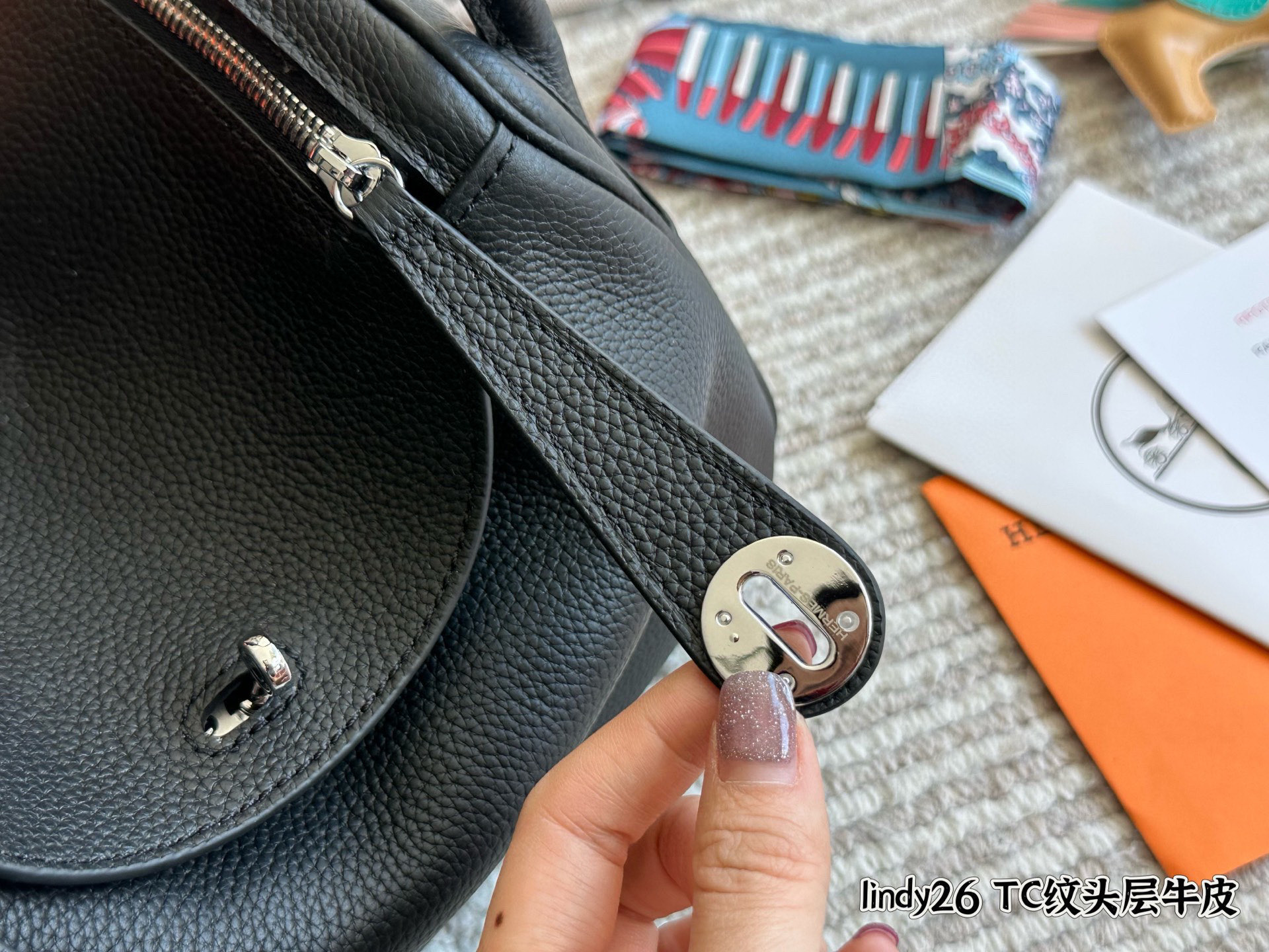 Hermès Lindy 26 Bolso de Cuero TC Original, Diseño Versátil y Elegante 3 i1757935448497 694 0 1