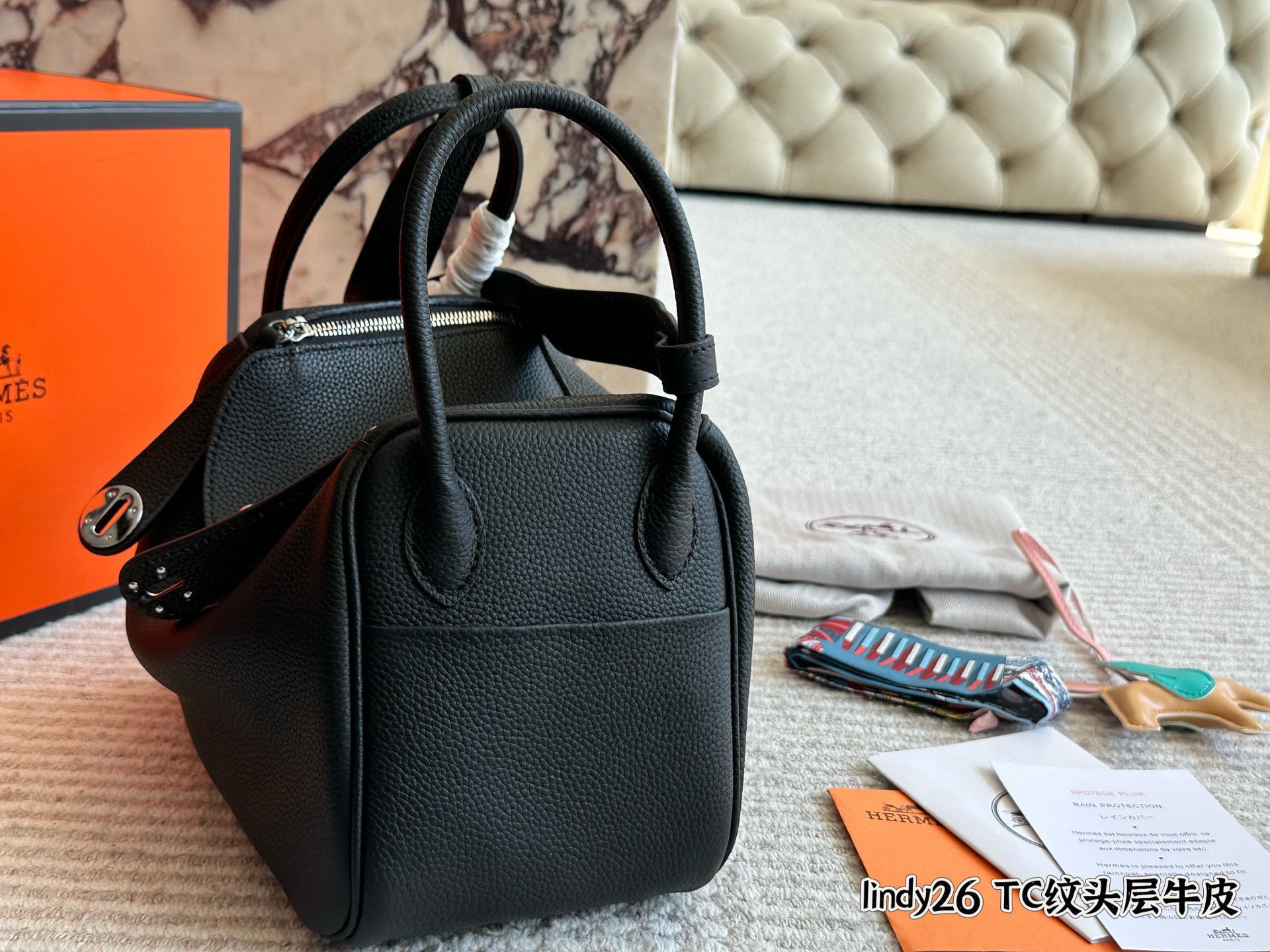 Hermès Lindy 26 Bolso de Cuero TC Original, Diseño Versátil y Elegante 4 i1757935449682 5776 0 2