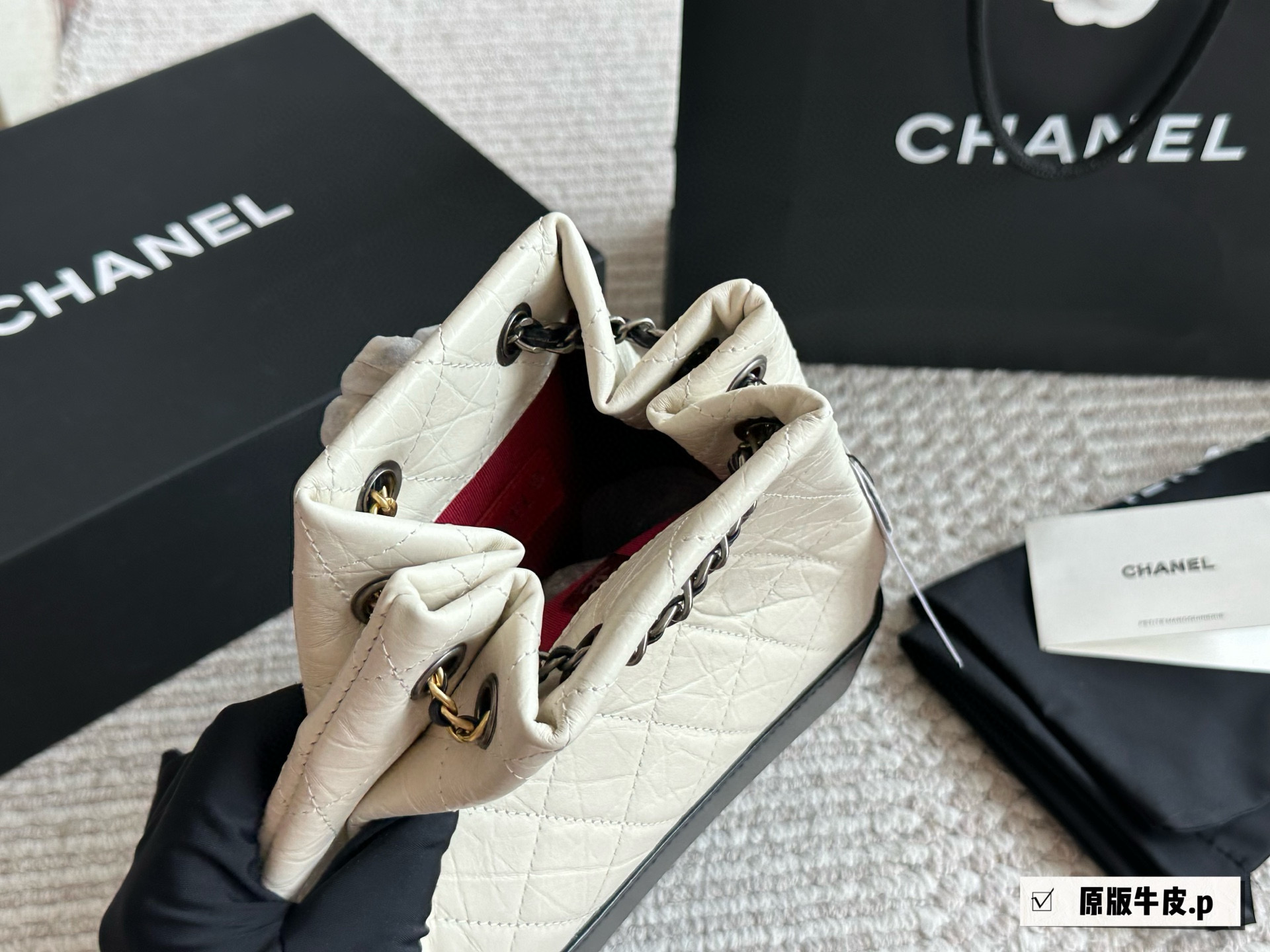 Chanel Gabrielle Mochila Bandolera de Cuero Original, Beige y Negro, 20 x 25 cm 5 i1757936323710 425 0 3