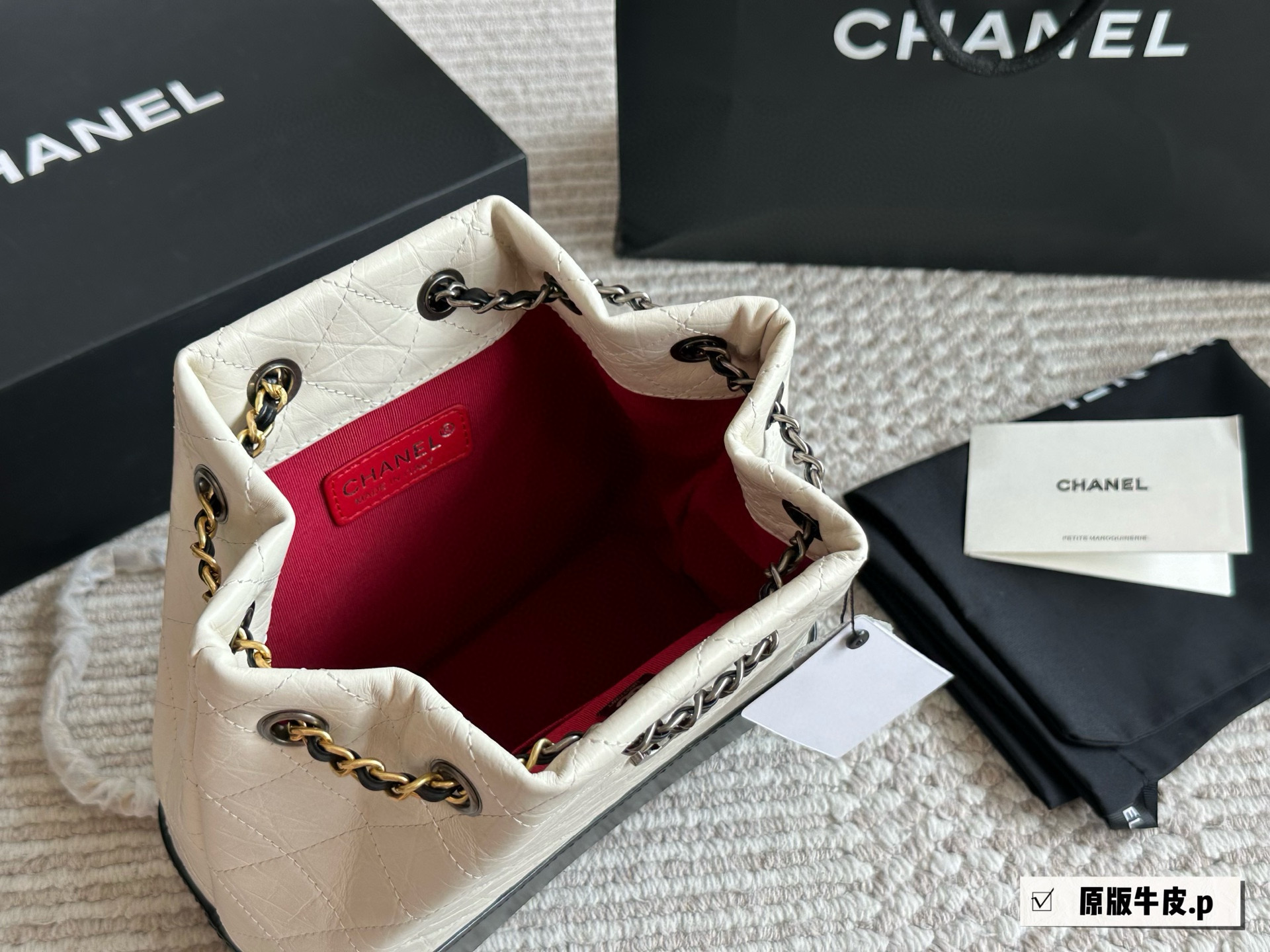 Chanel Gabrielle Mochila Bandolera de Cuero Original, Beige y Negro, 20 x 25 cm 9 i1757936323710 6716 0 7