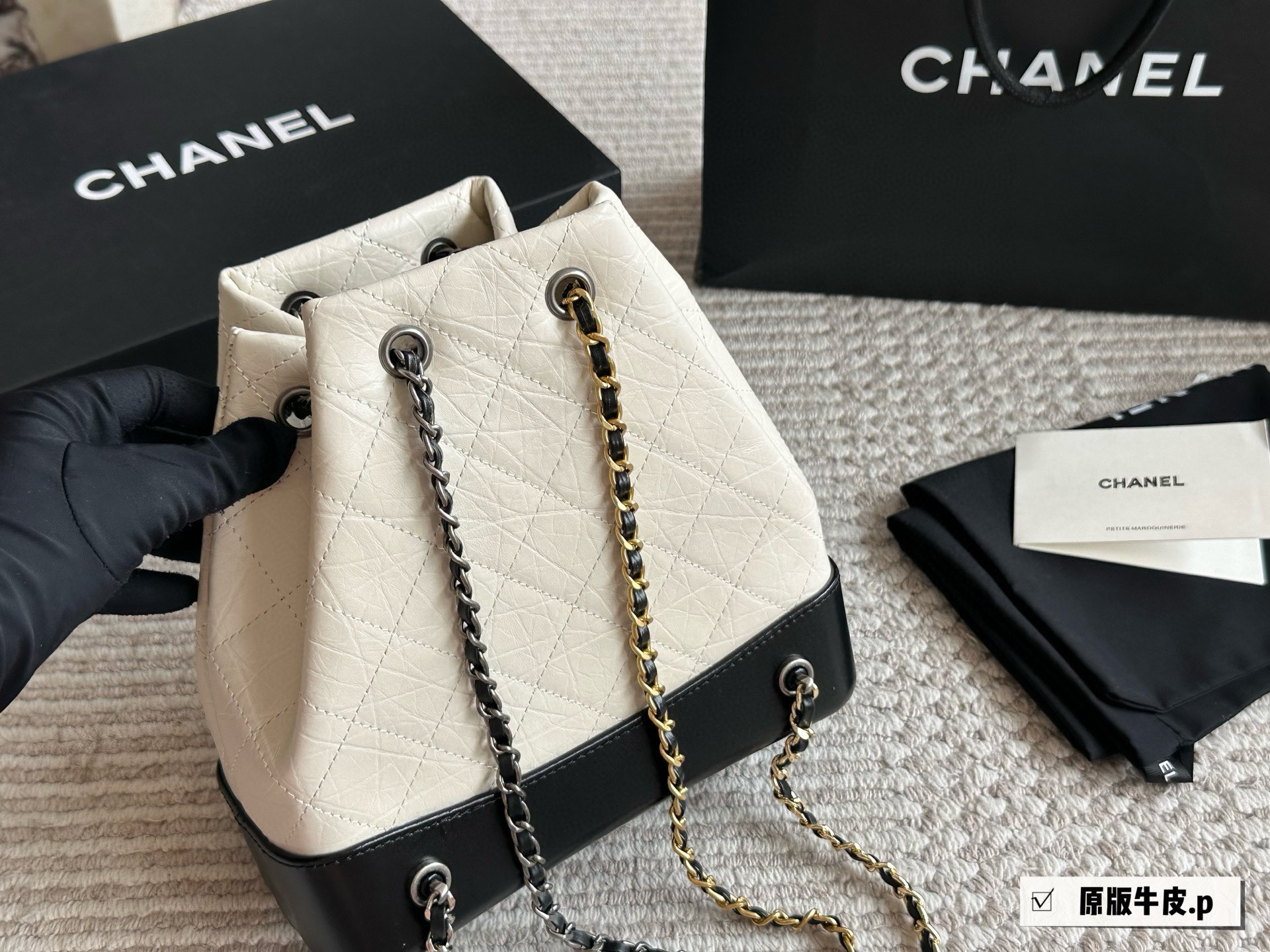 Chanel Gabrielle Mochila Bandolera de Cuero Original, Beige y Negro, 20 x 25 cm 8 i1757936323883 1742 0 6