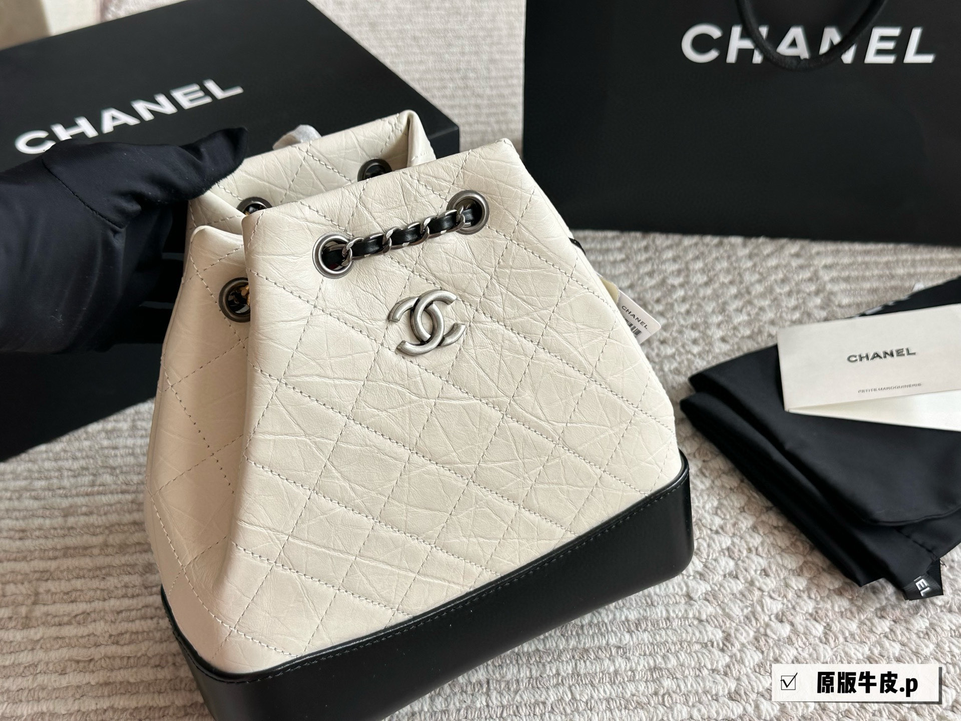 Chanel Gabrielle Mochila Bandolera de Cuero Original, Beige y Negro, 20 x 25 cm 7 i1757936323883 8821 0 5