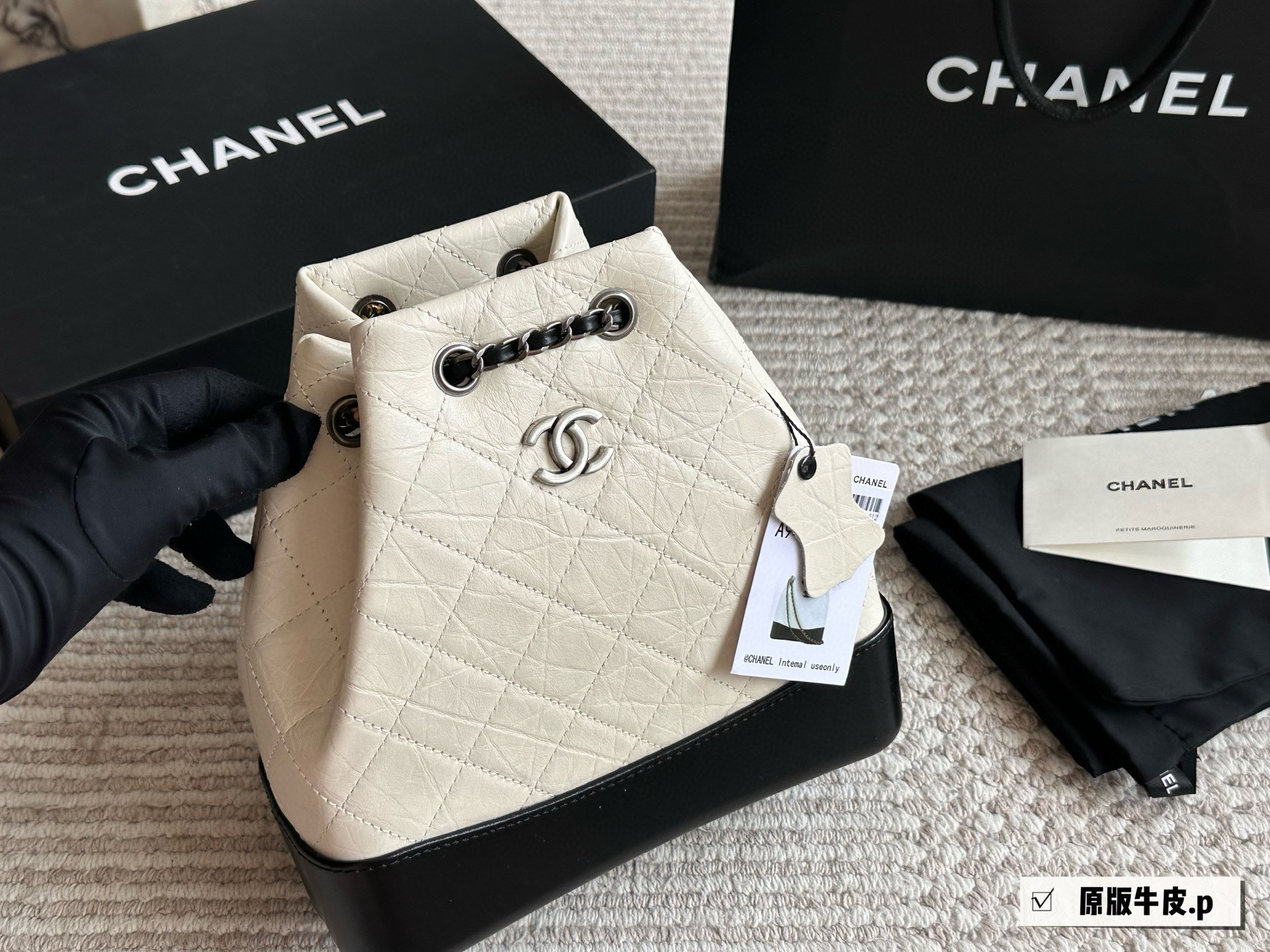Chanel Gabrielle Mochila Bandolera de Cuero Original, Beige y Negro, 20 x 25 cm