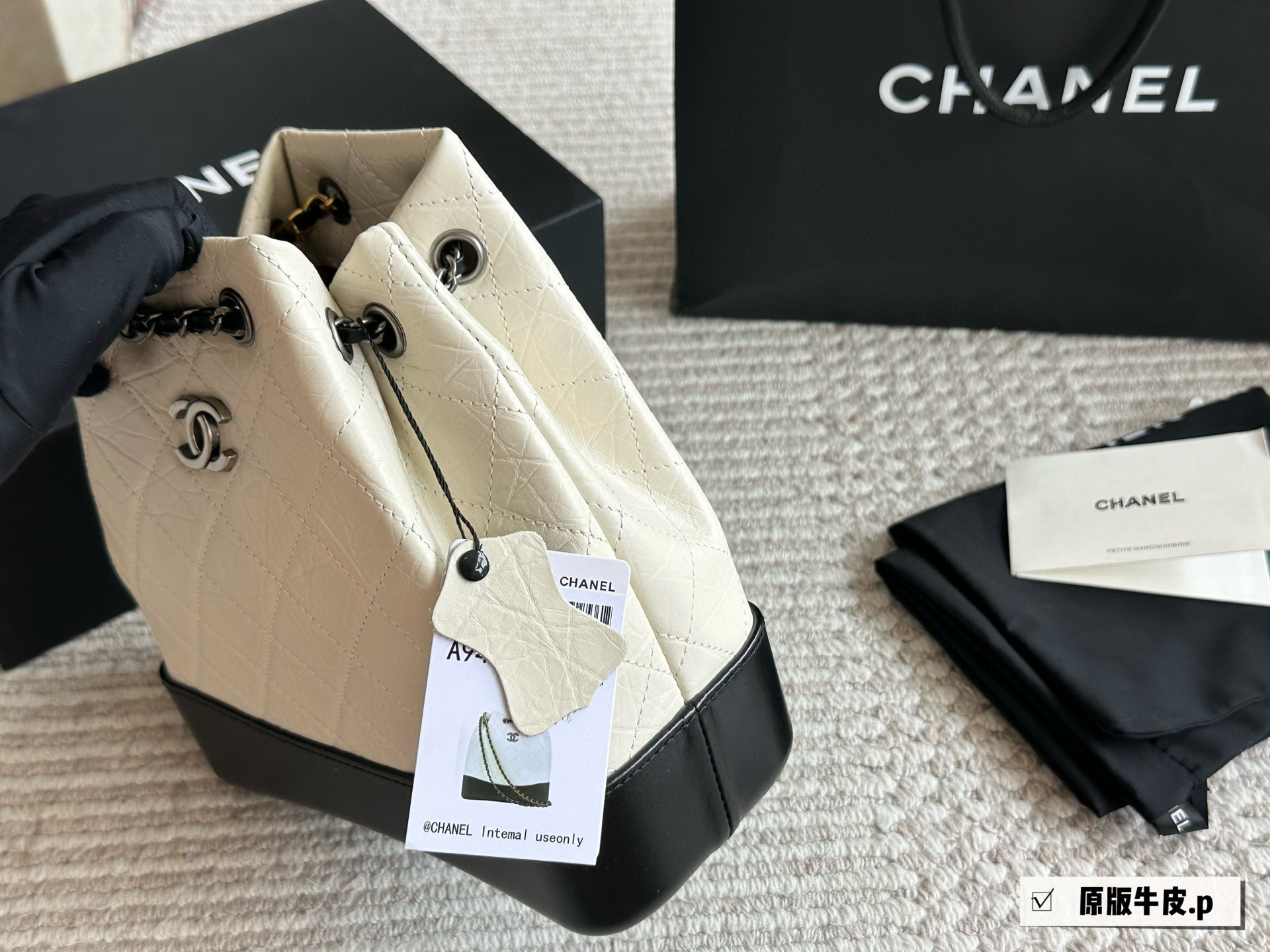 Chanel Gabrielle Mochila Bandolera de Cuero Original, Beige y Negro, 20 x 25 cm 4 i1757936324725 4647 0 2