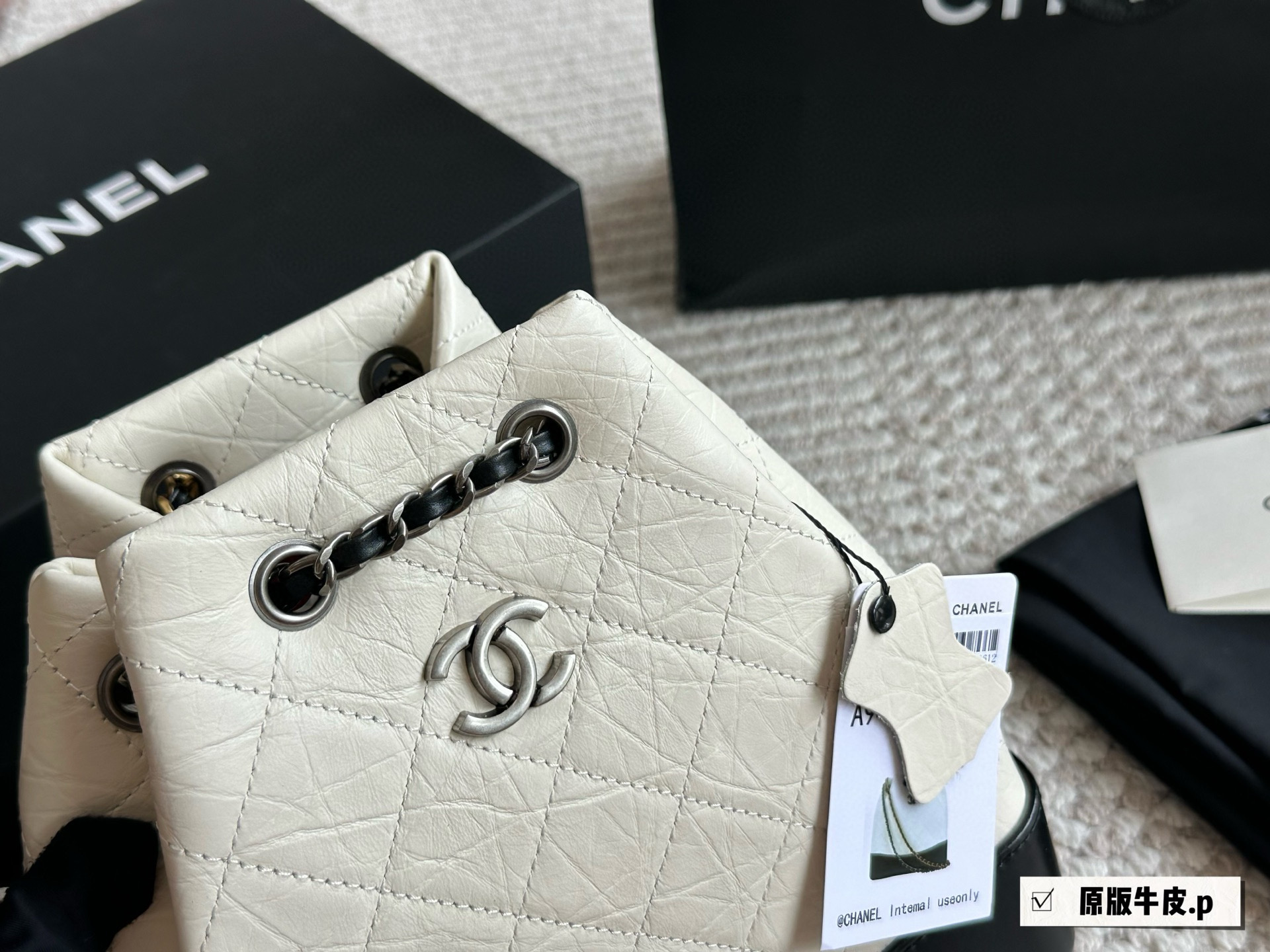 Chanel Gabrielle Mochila Bandolera de Cuero Original, Beige y Negro, 20 x 25 cm 3 i1757936324726 5236 0 1