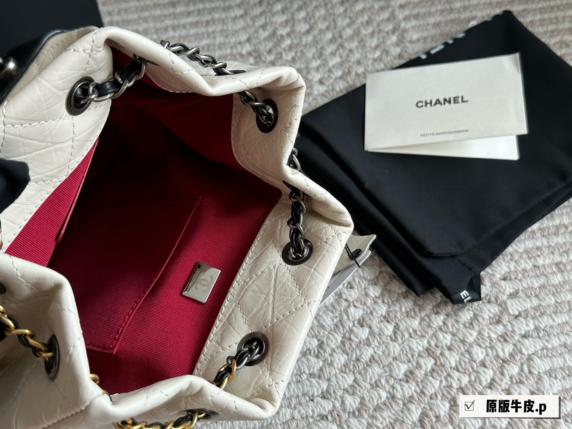 Chanel Gabrielle Mochila Bandolera de Cuero Original, Beige y Negro, 20 x 25 cm 10 i1757936324864 6640 0 8