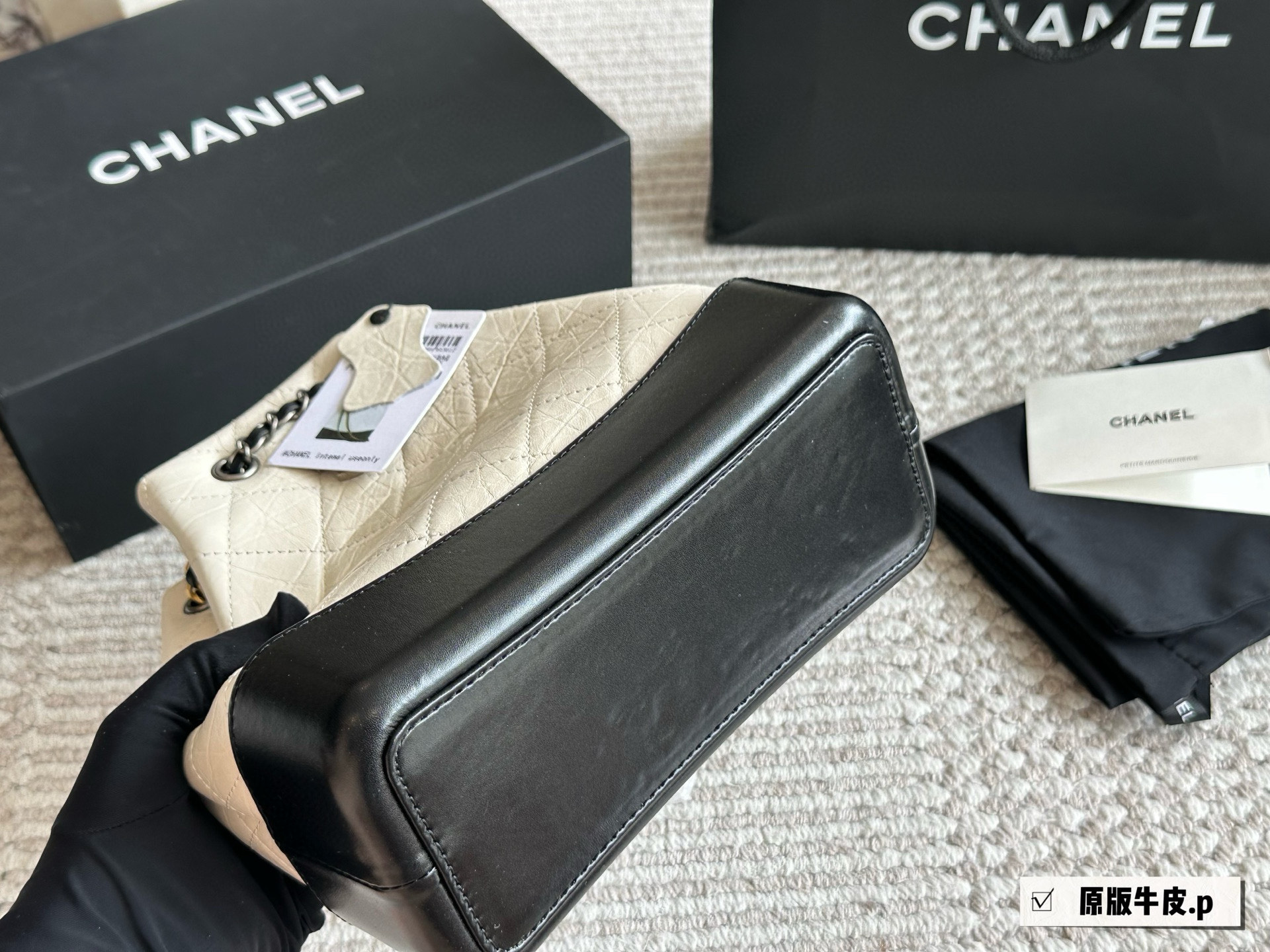 Chanel Gabrielle Mochila Bandolera de Cuero Original, Beige y Negro, 20 x 25 cm 6 i1757936324881 1770 0 4